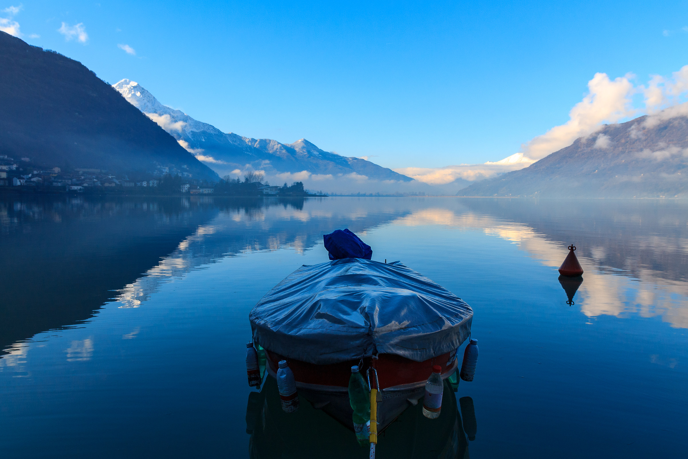 La barca fluttua nel blu