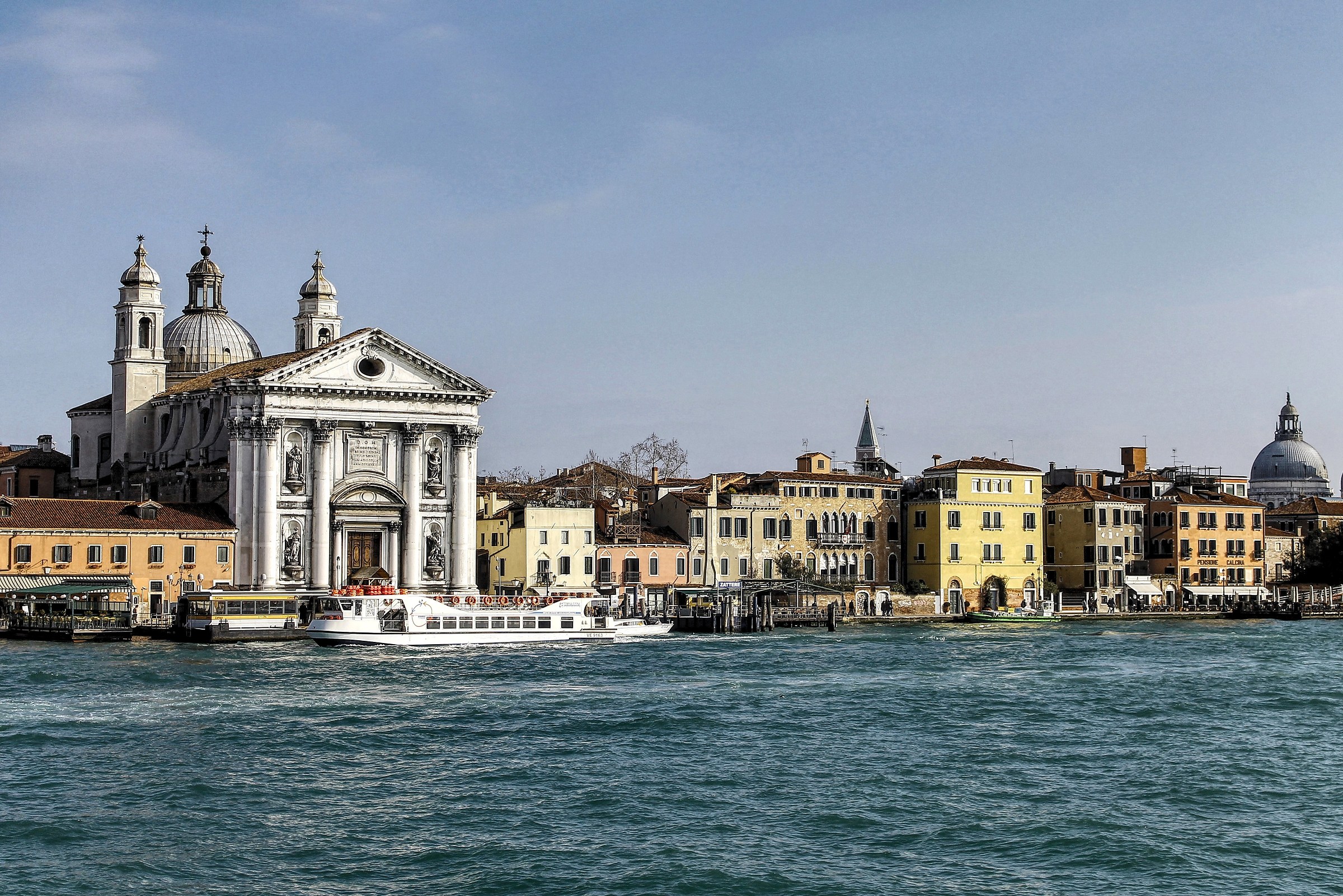 Laguna con Santa Maria del Rosario