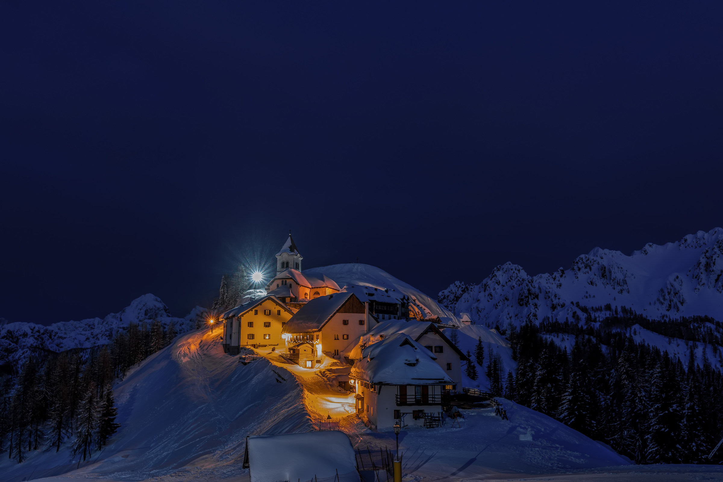 Night arrives on Lussari