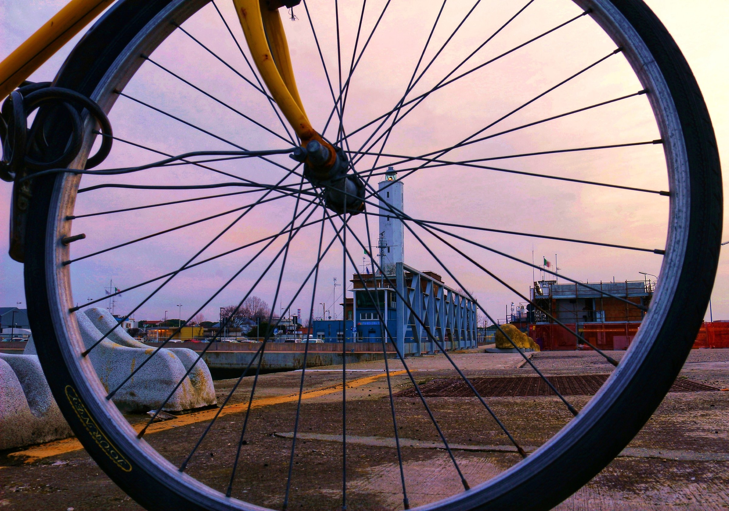 Il faro attraverso la bici
