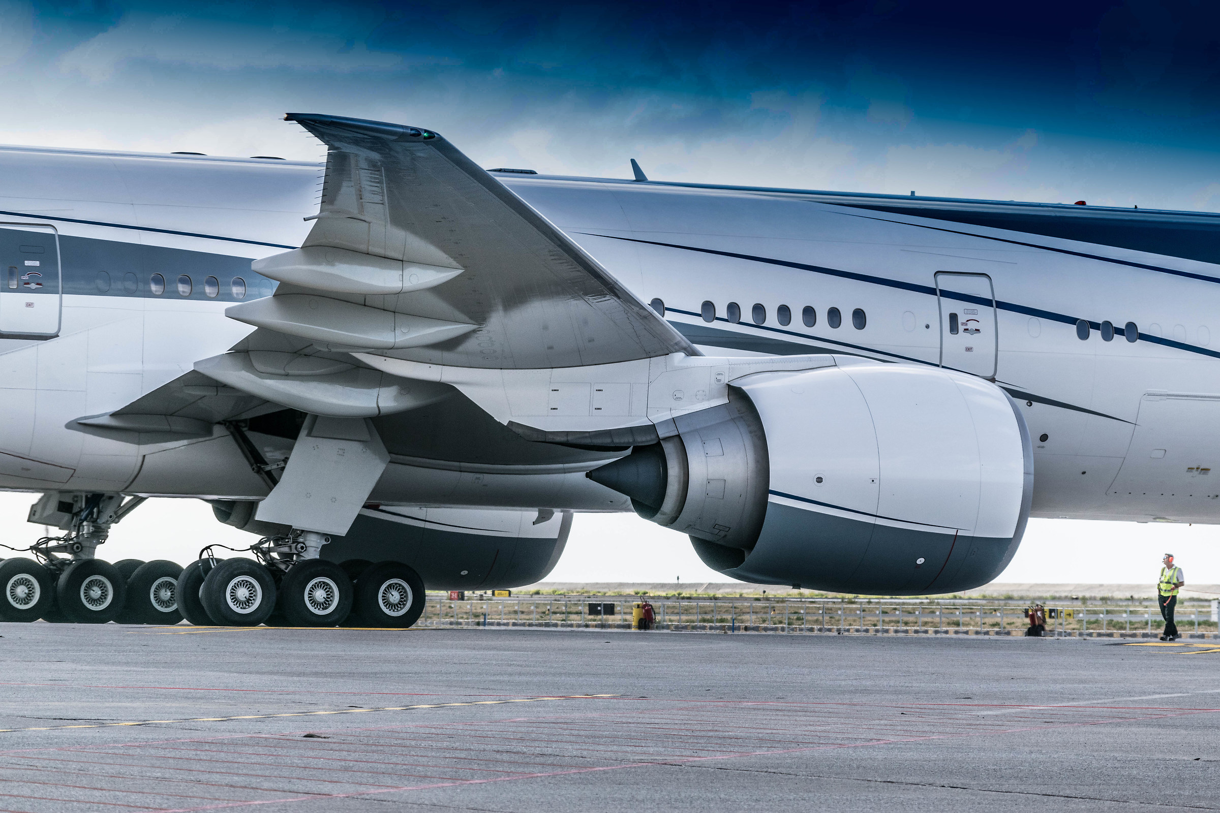 boeing 777-200lr vp-cal goa / limj