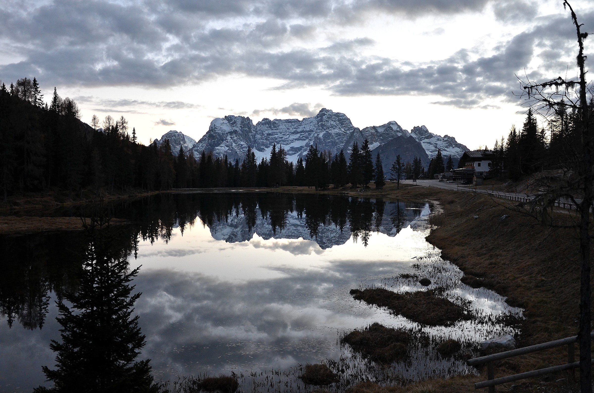 The lake of Antorno reflects the Sorapiss