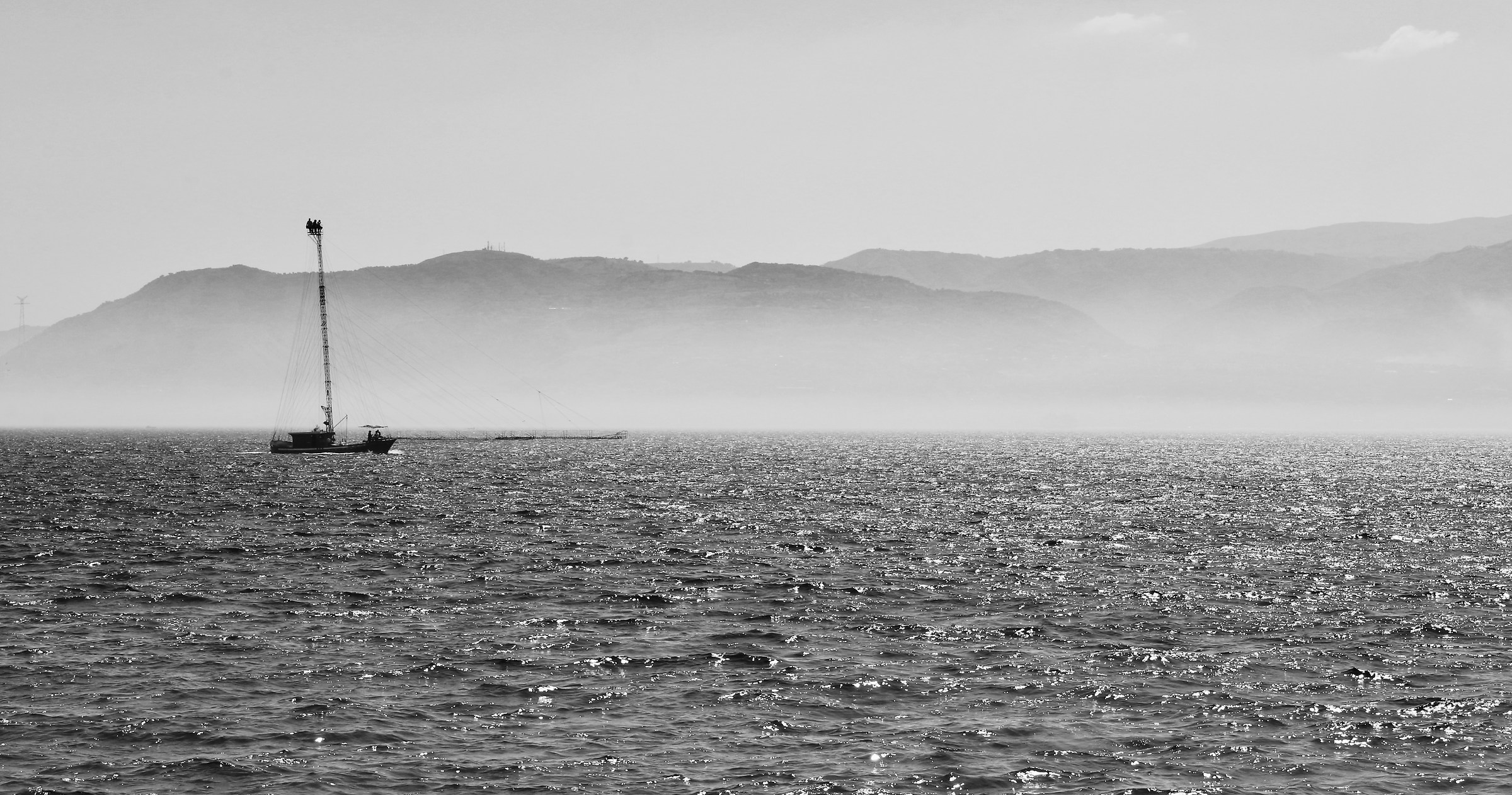 Feluca in mare di nebbia