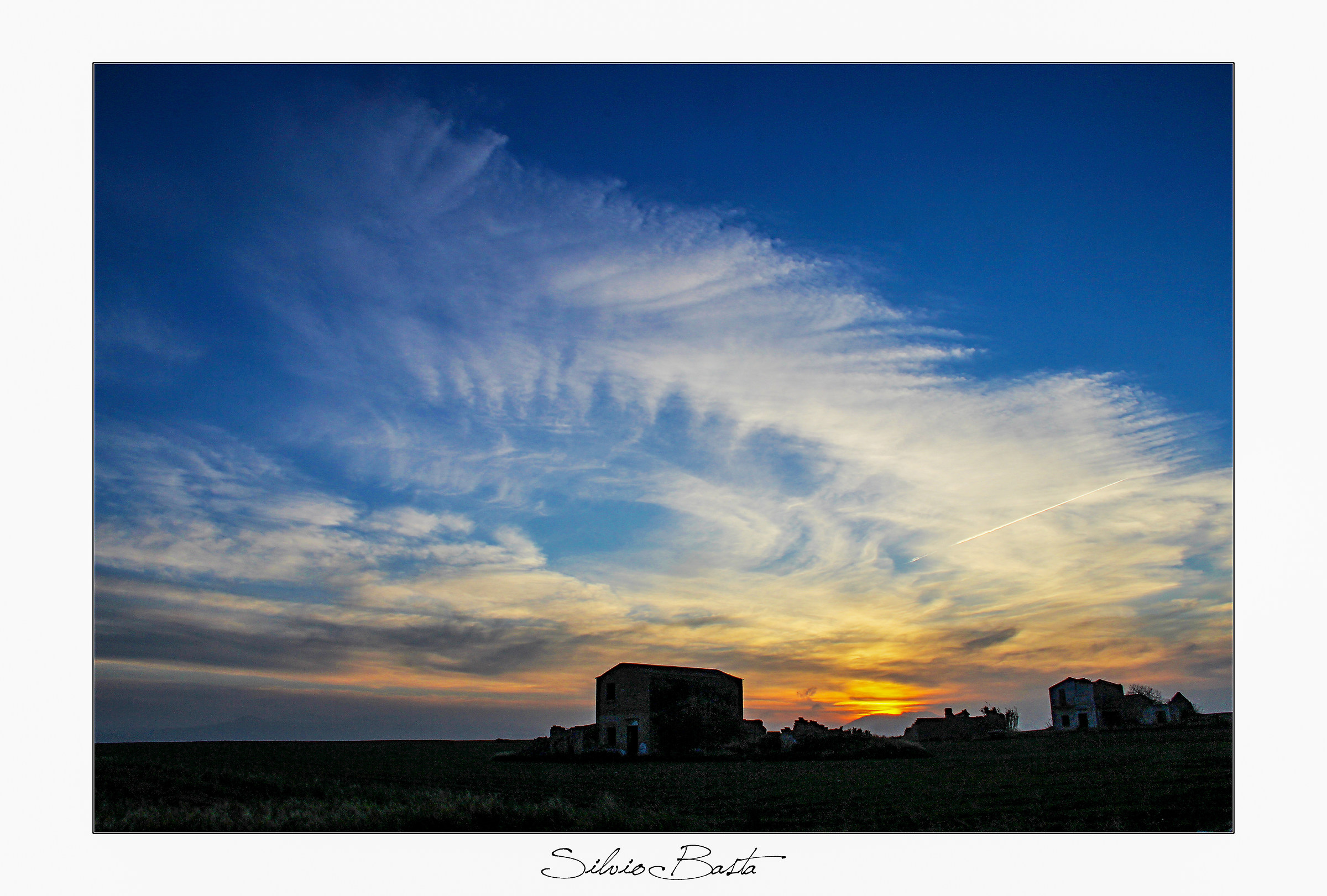 casolare al tramonto