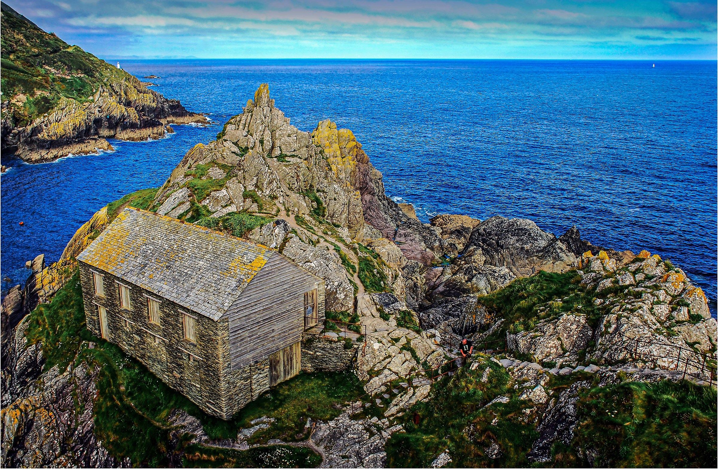 house overlooking the sea