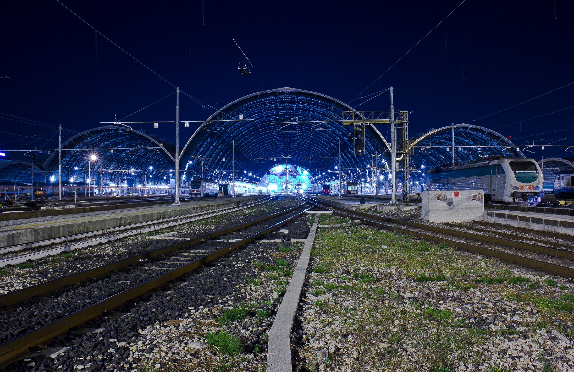 Milano stazione centrale in blu