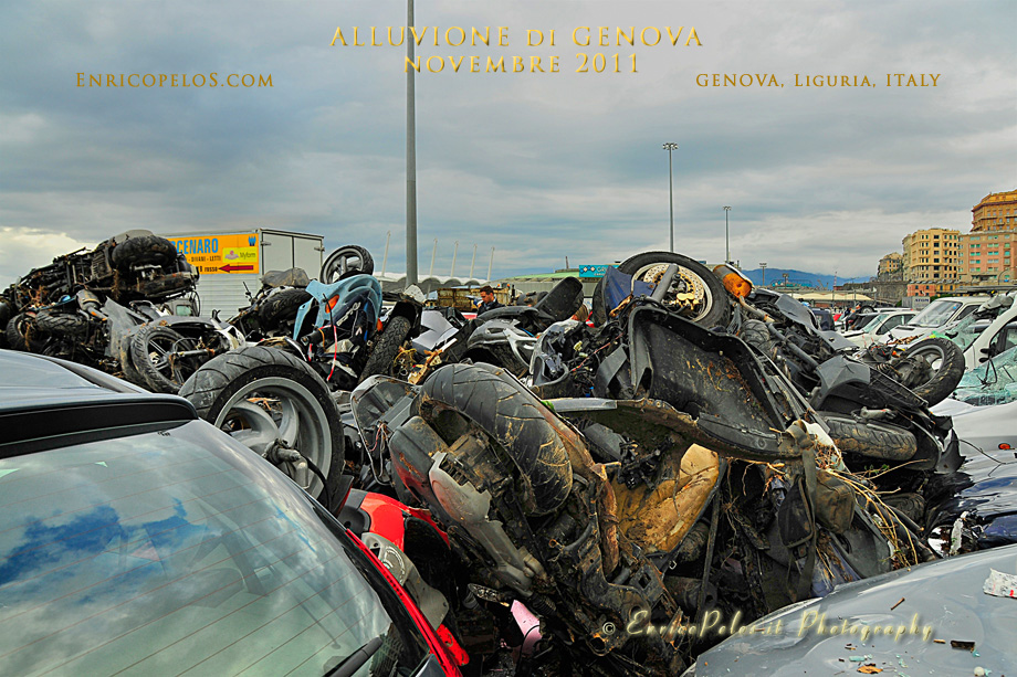 Flood genova 4 11 2011 Flood - Vehicles damaged