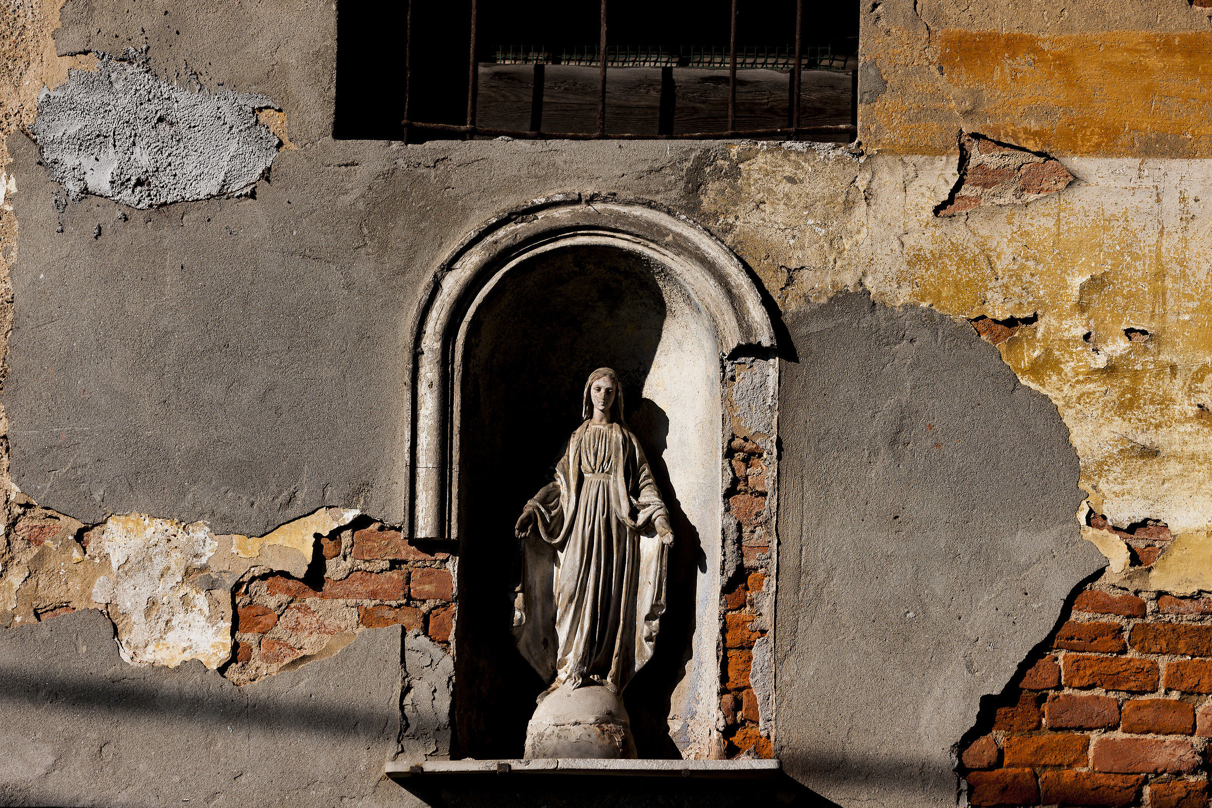 Madonnina up there, help me