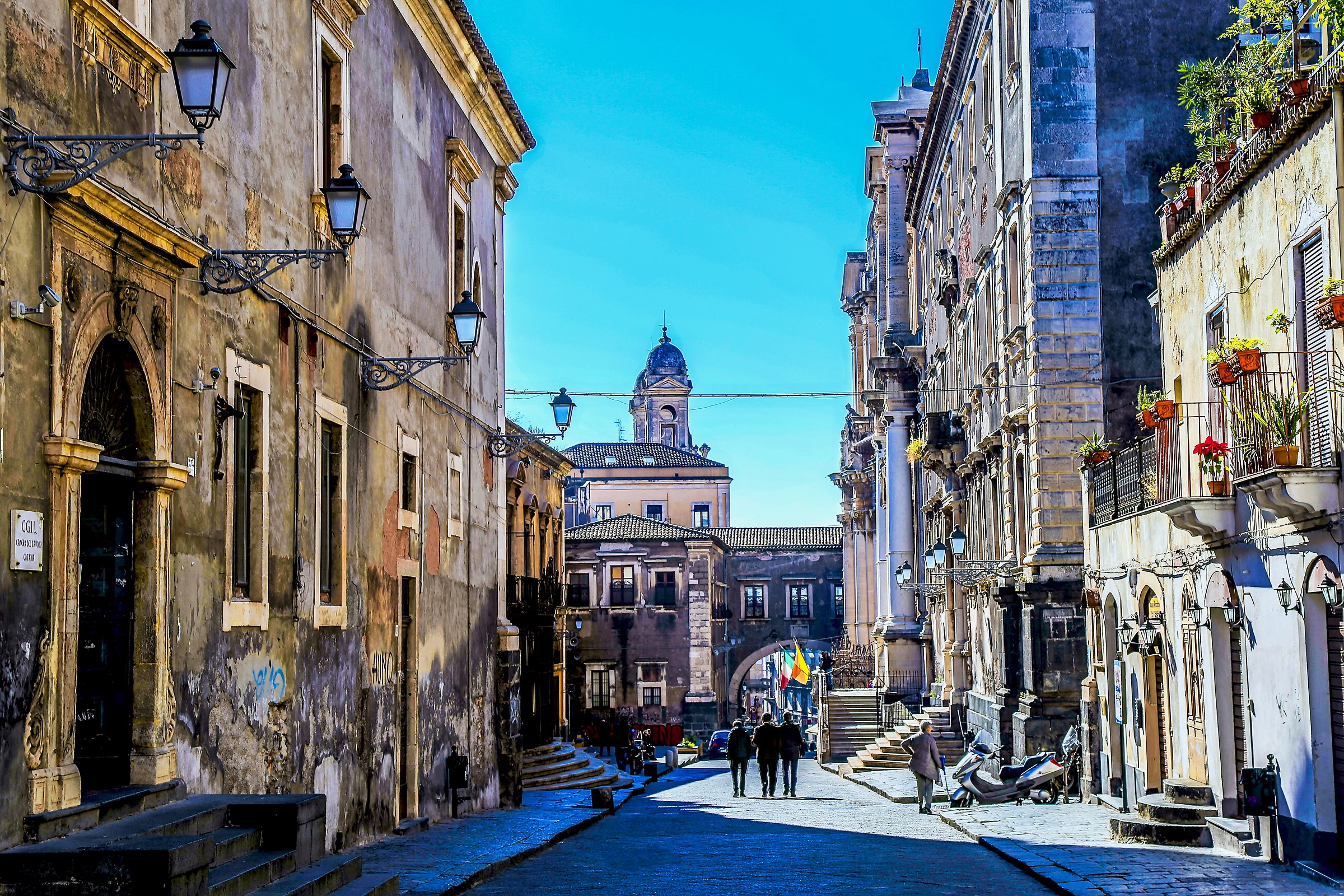 And Via crociferi in color