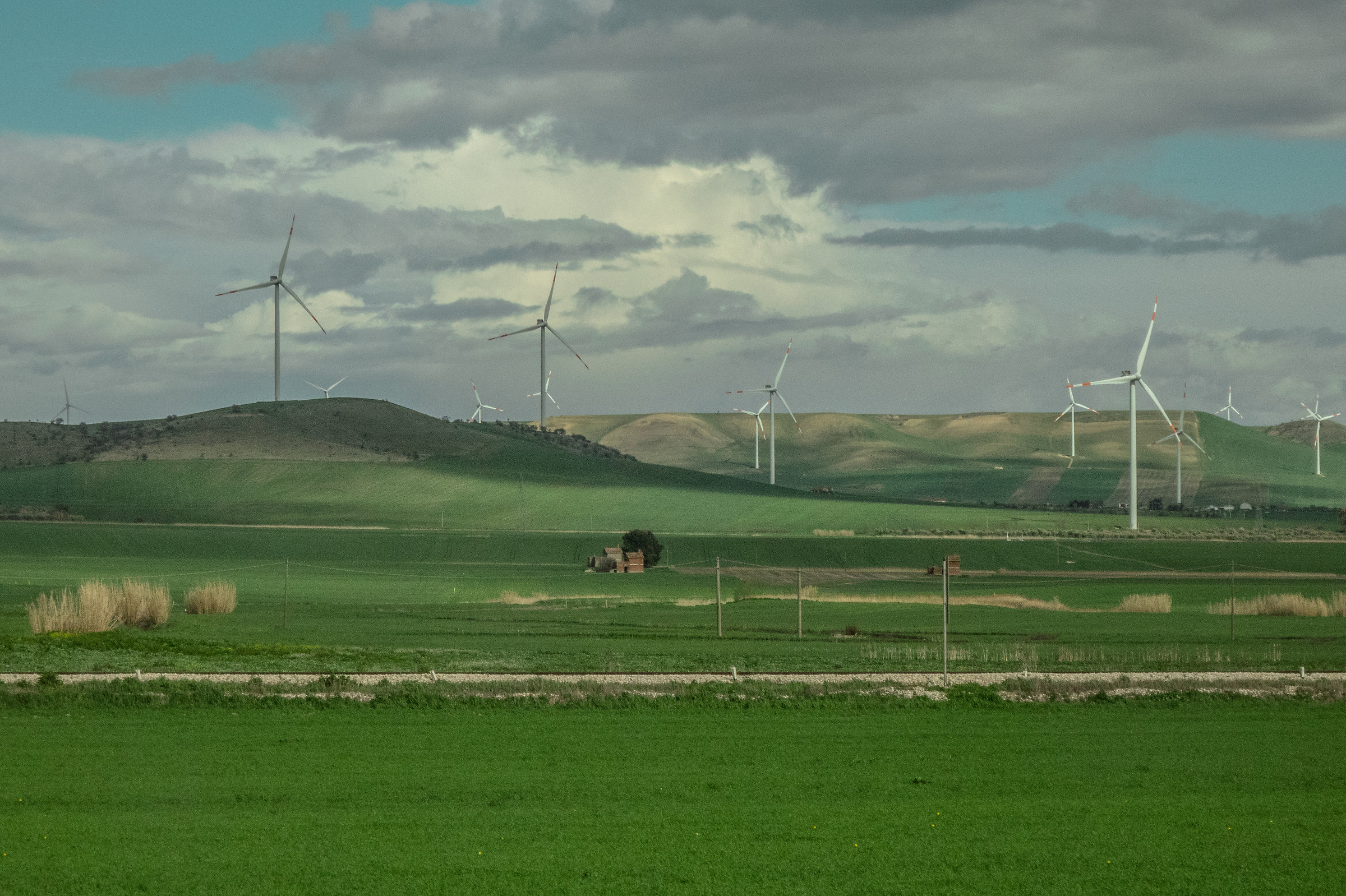 la vallata con l'eolico