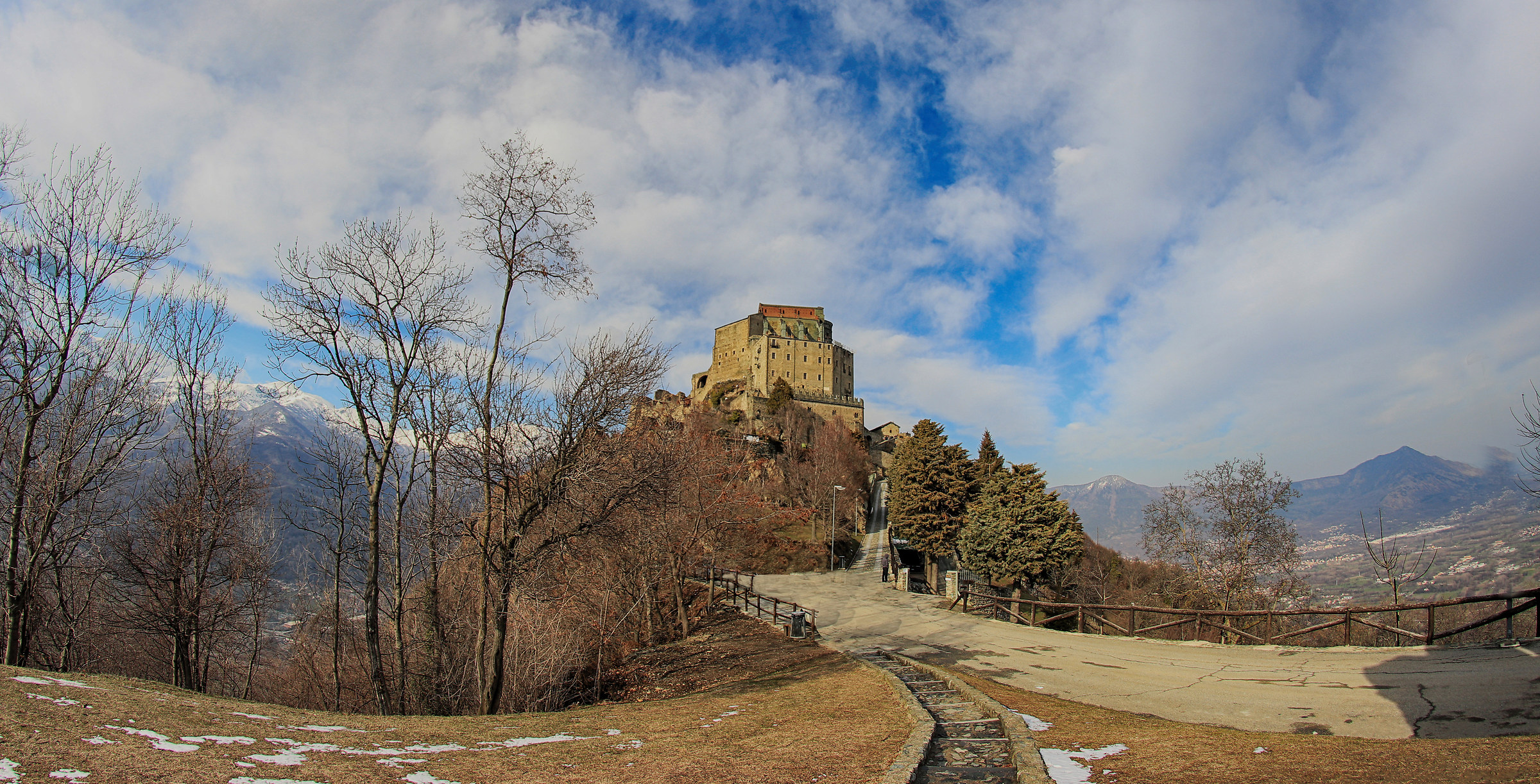 Sacra di San Michele, lato ingresso
