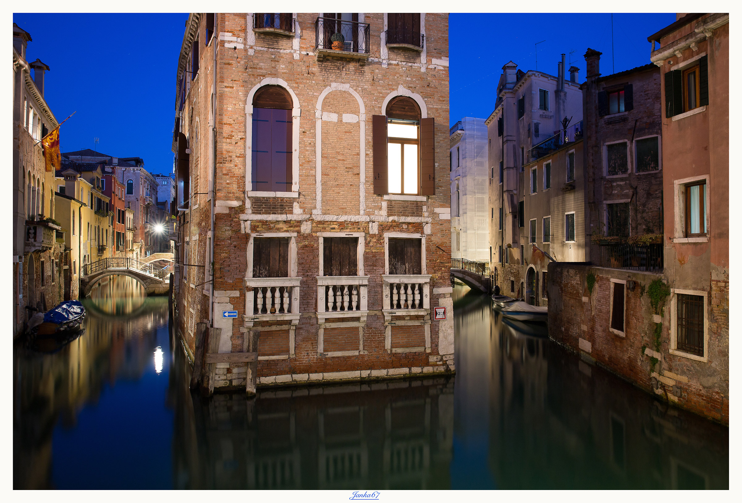 Venezia,canali,ora blu...
