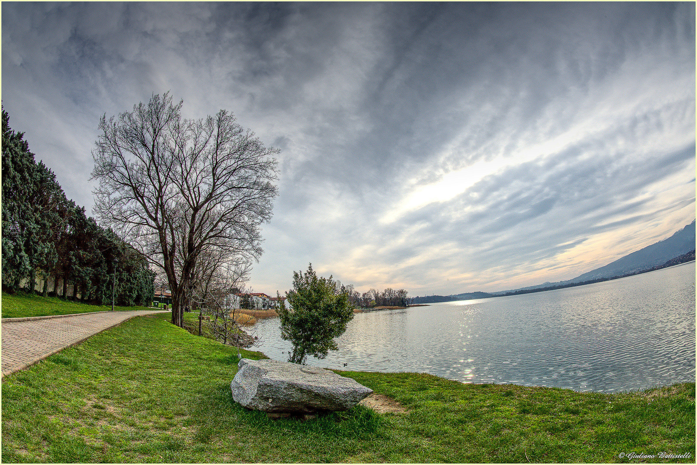 The peace of an afternoon at the lake ...