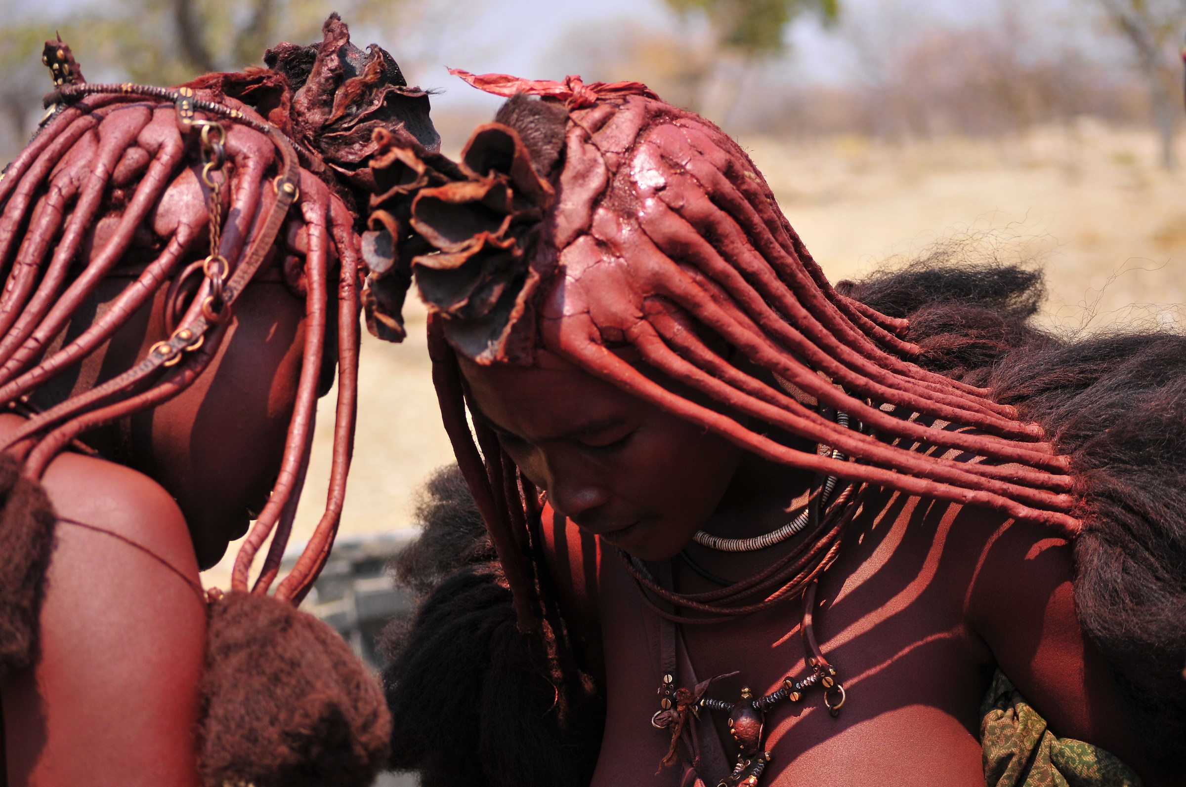 Due ragazze parlano fra loro