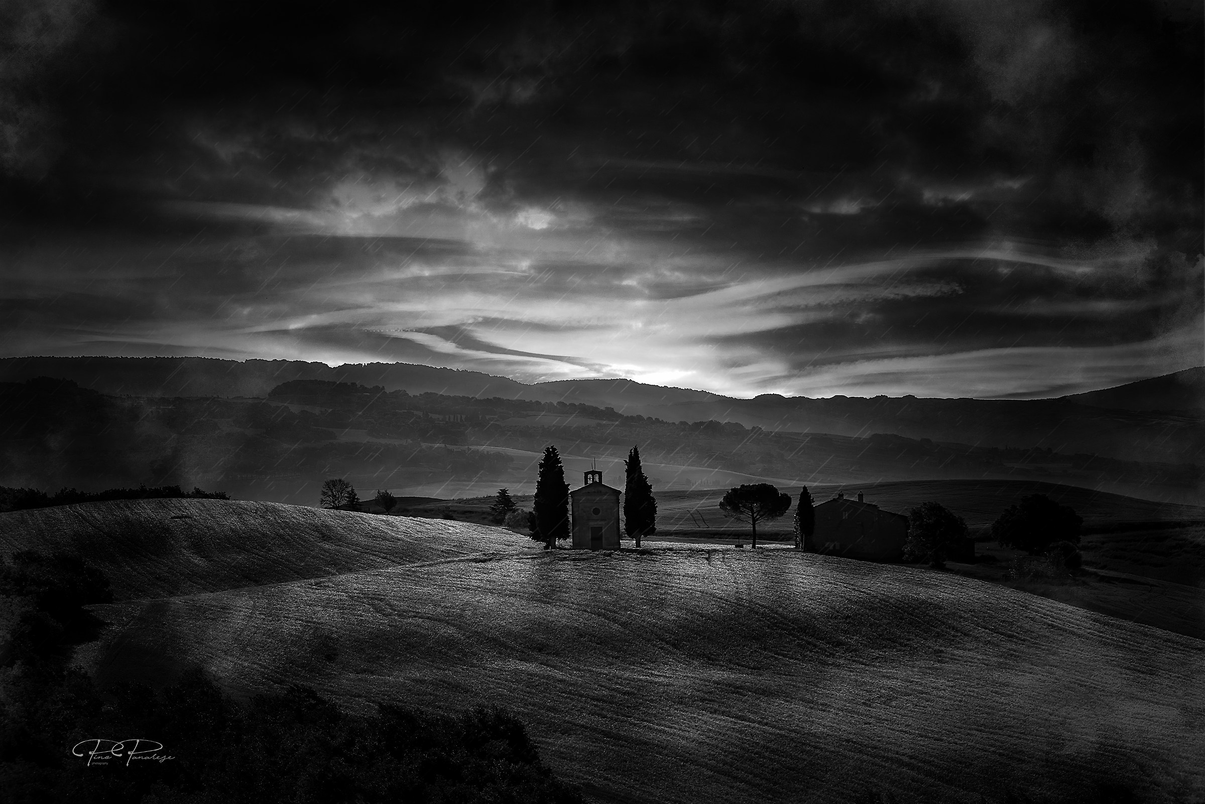 Vitaleta black and white