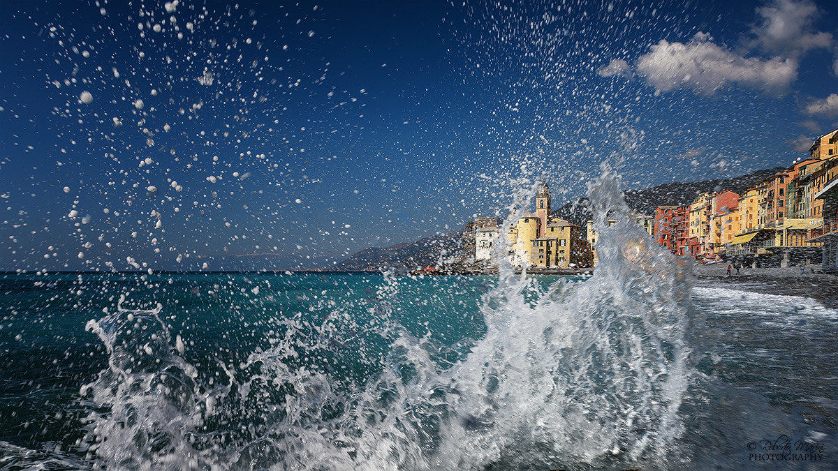 The wave embraces Camogli