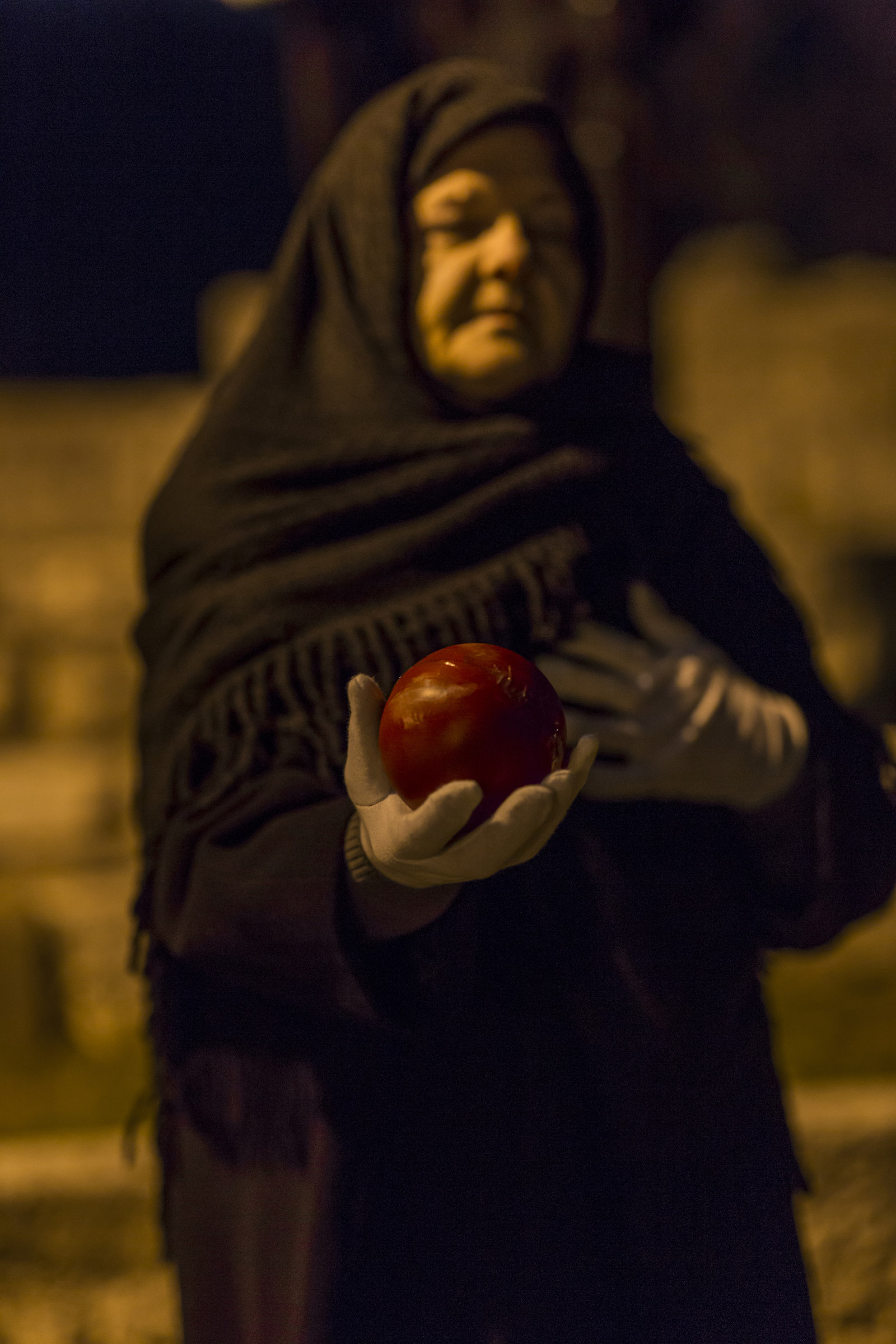 Una mela rossa del sangue della Passione del Cristo