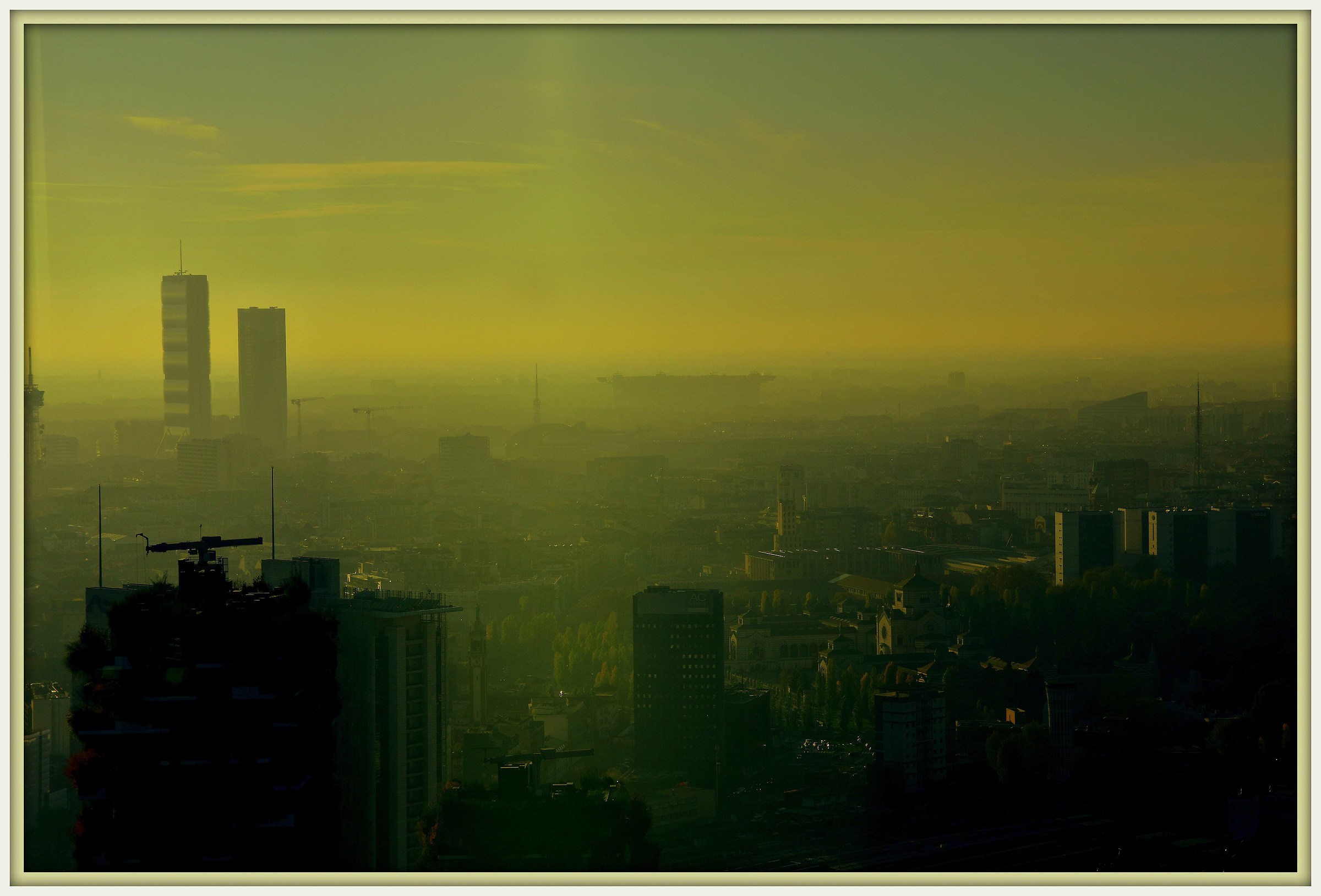 Panorama blurred by the Palazzo della Regione