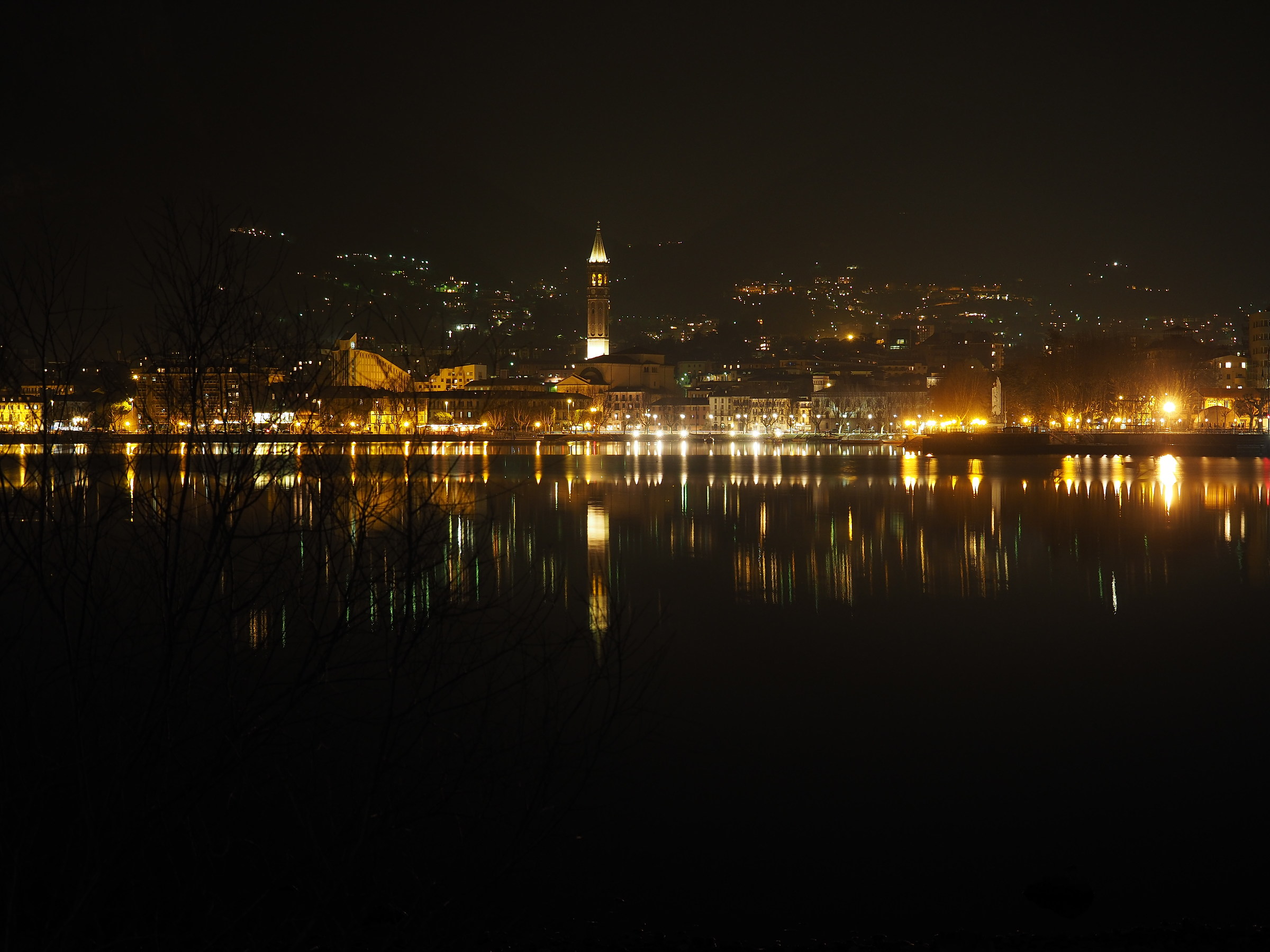foggy night embraces Lecco