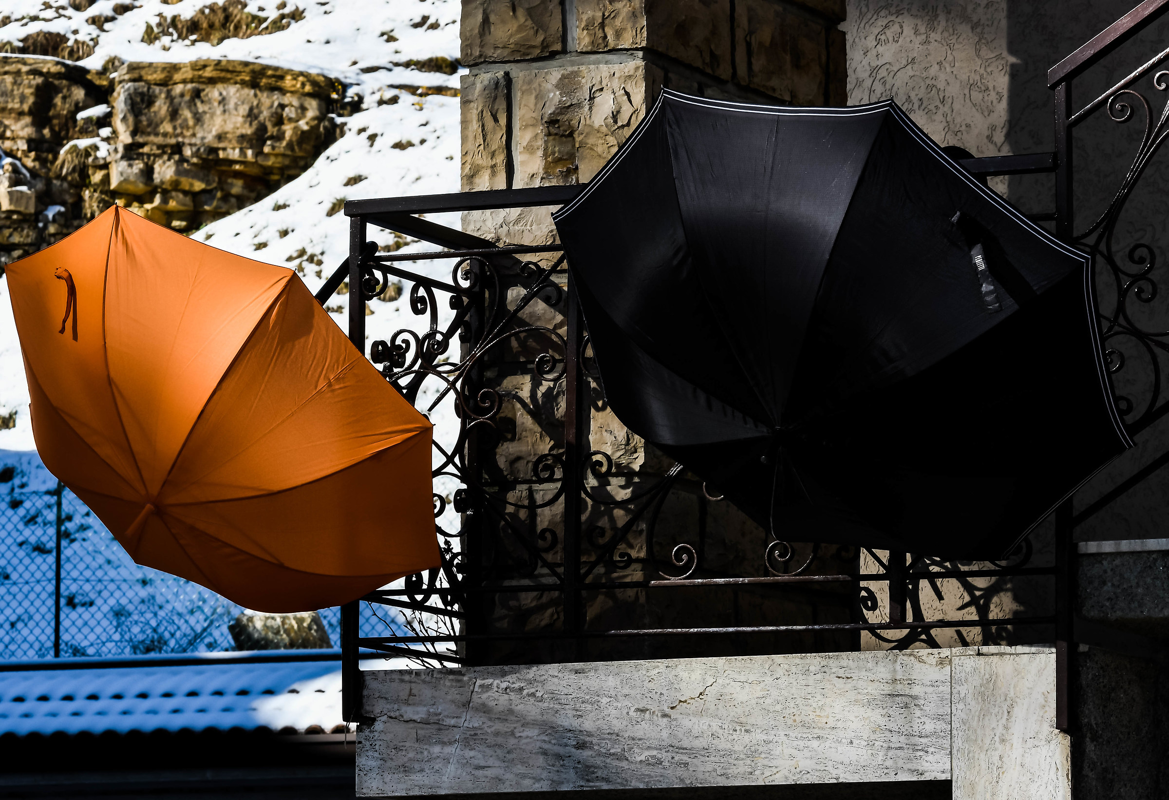 Snow, sun and ... umbrellas!