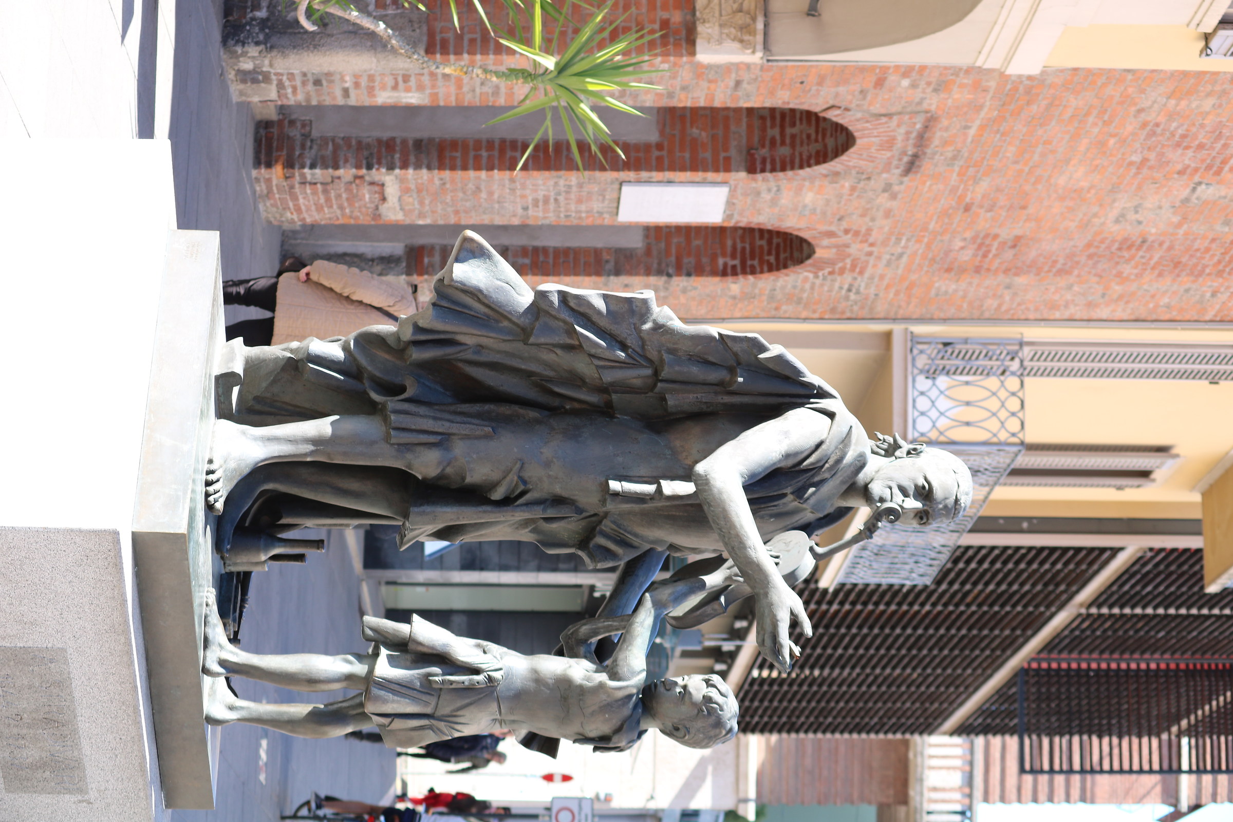 pasqua 18 scultura in una piazza di cremona