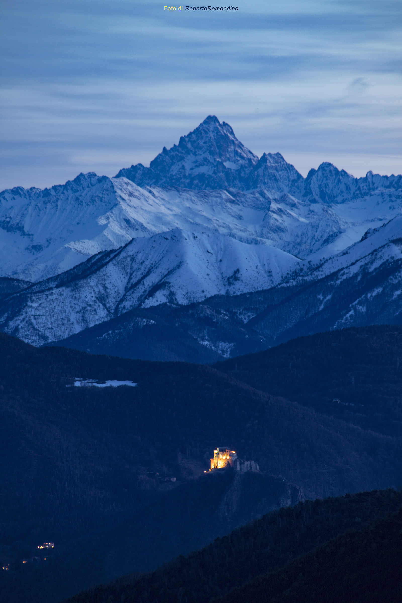 Monviso e Sacra di San Michele allineate al crepuscolo