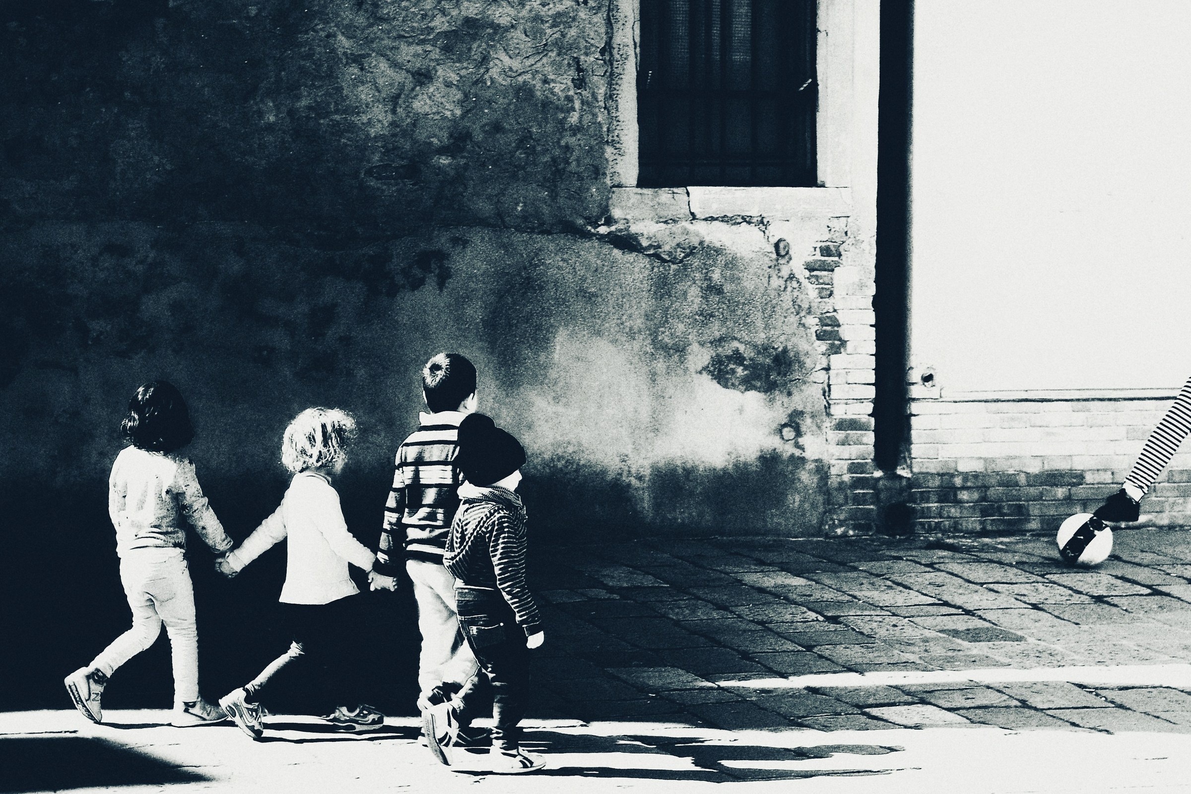 Quattro bambini e una gamba