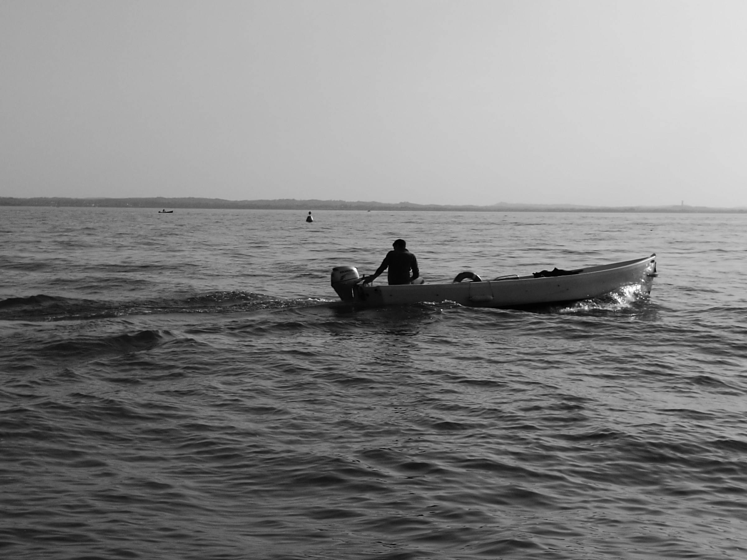 Uomo in barca a motore