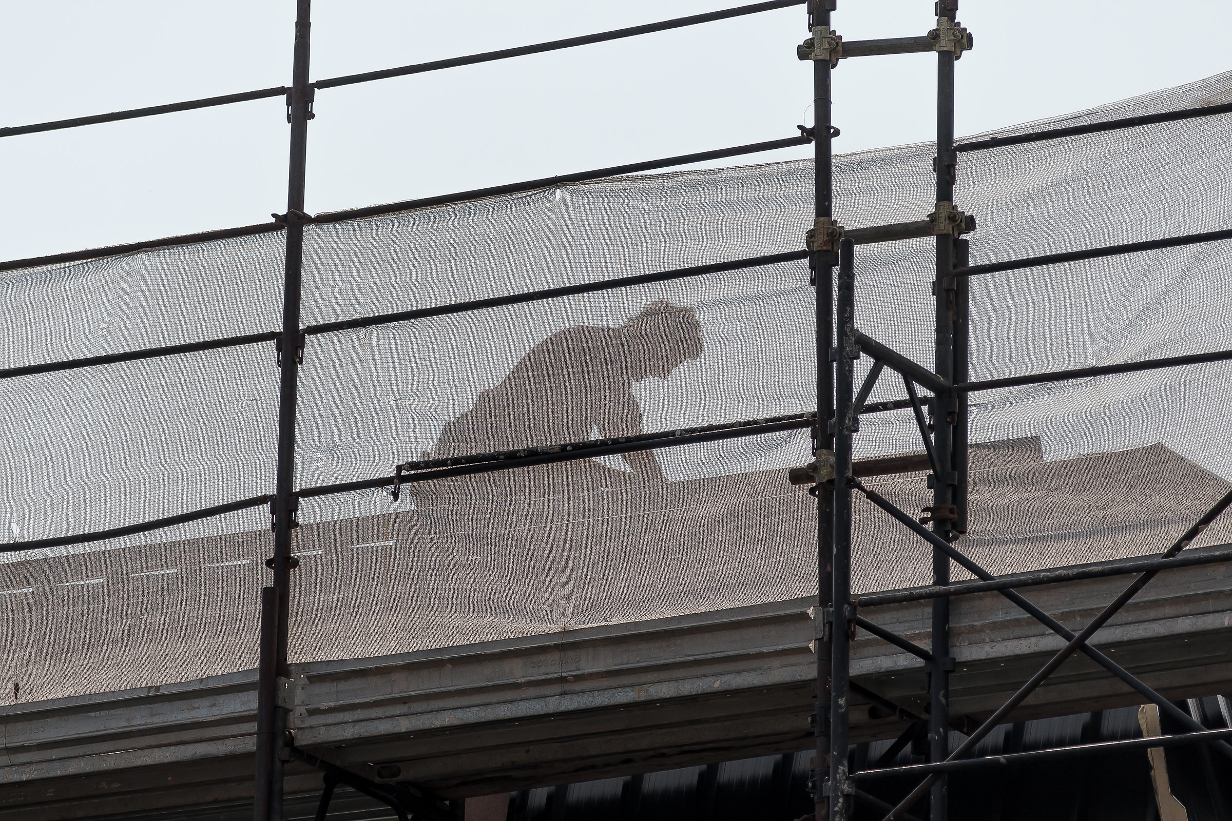 Il terzo stato-siluette di operaio sul tetto al20 piano