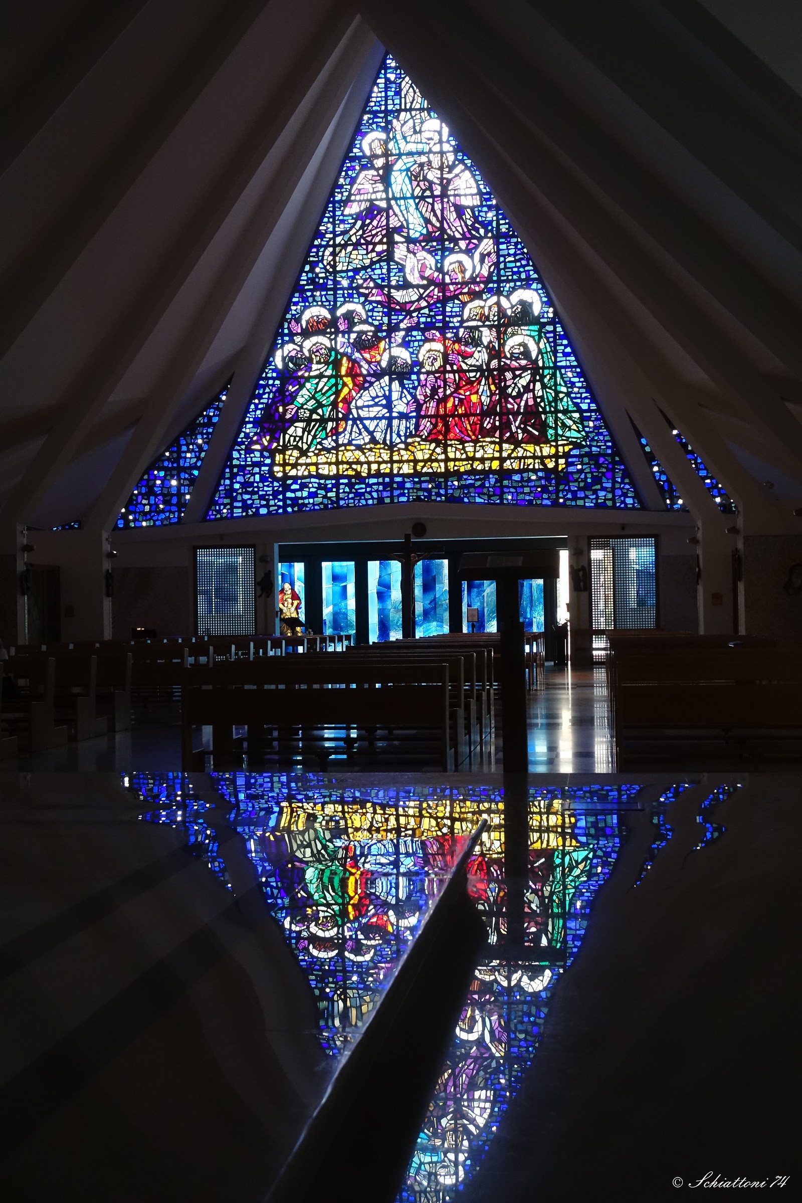 Una chiesa dentro una nave con una vela a mosaico