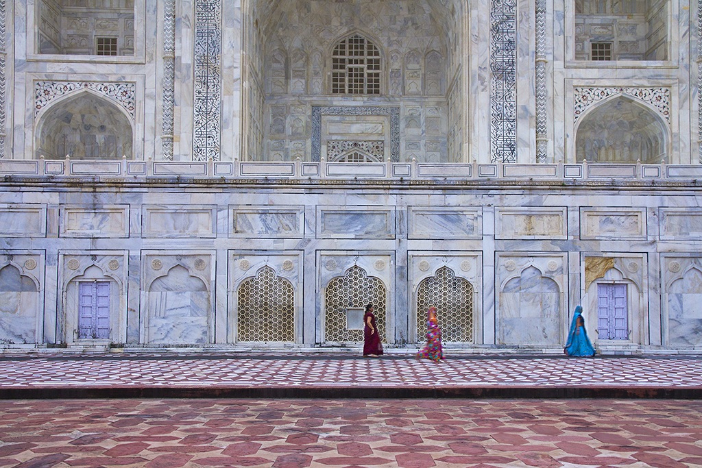 Three sari beside the Taj Mahal