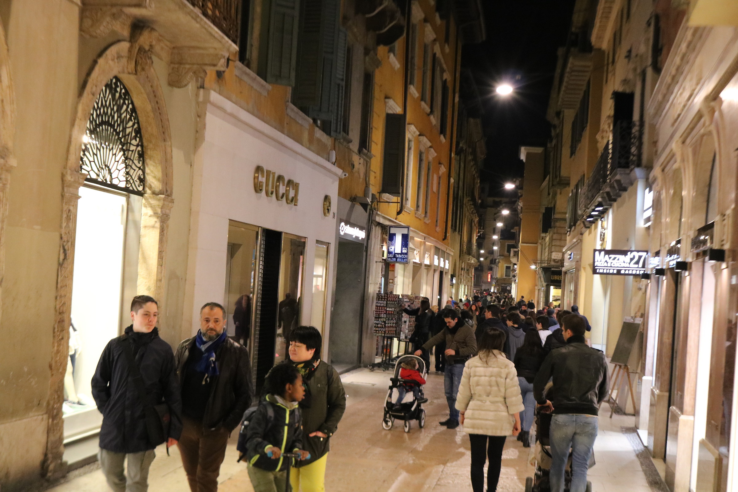 Via condotti a verona la folla del sabato sera