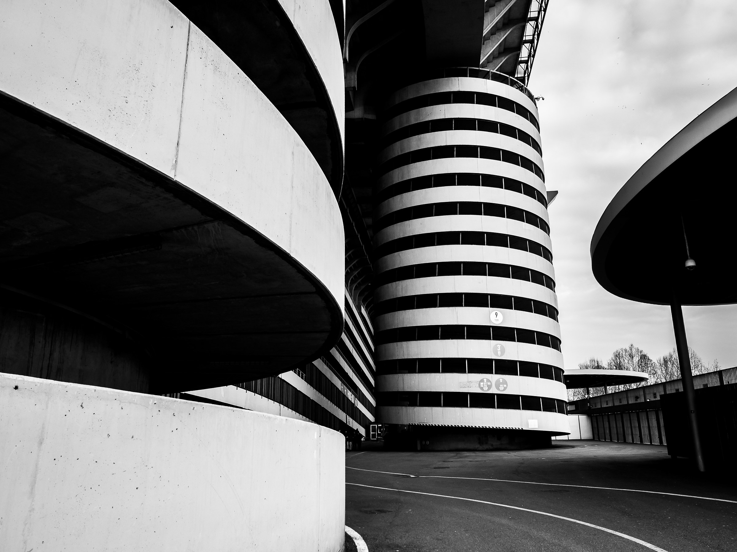 Play of curves at San Siro