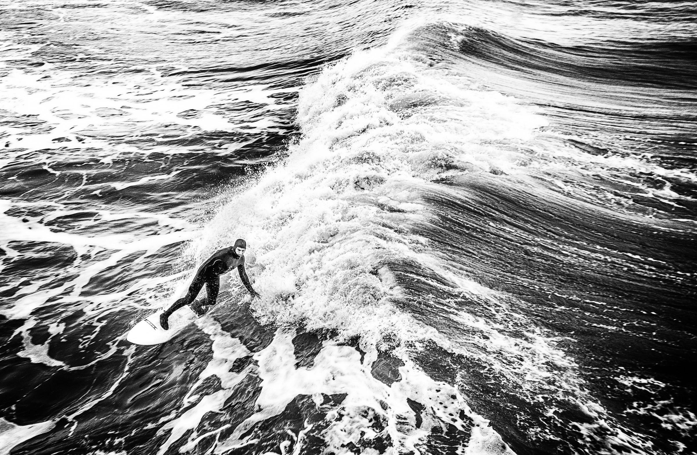 Un uomo, sua Board e il mare