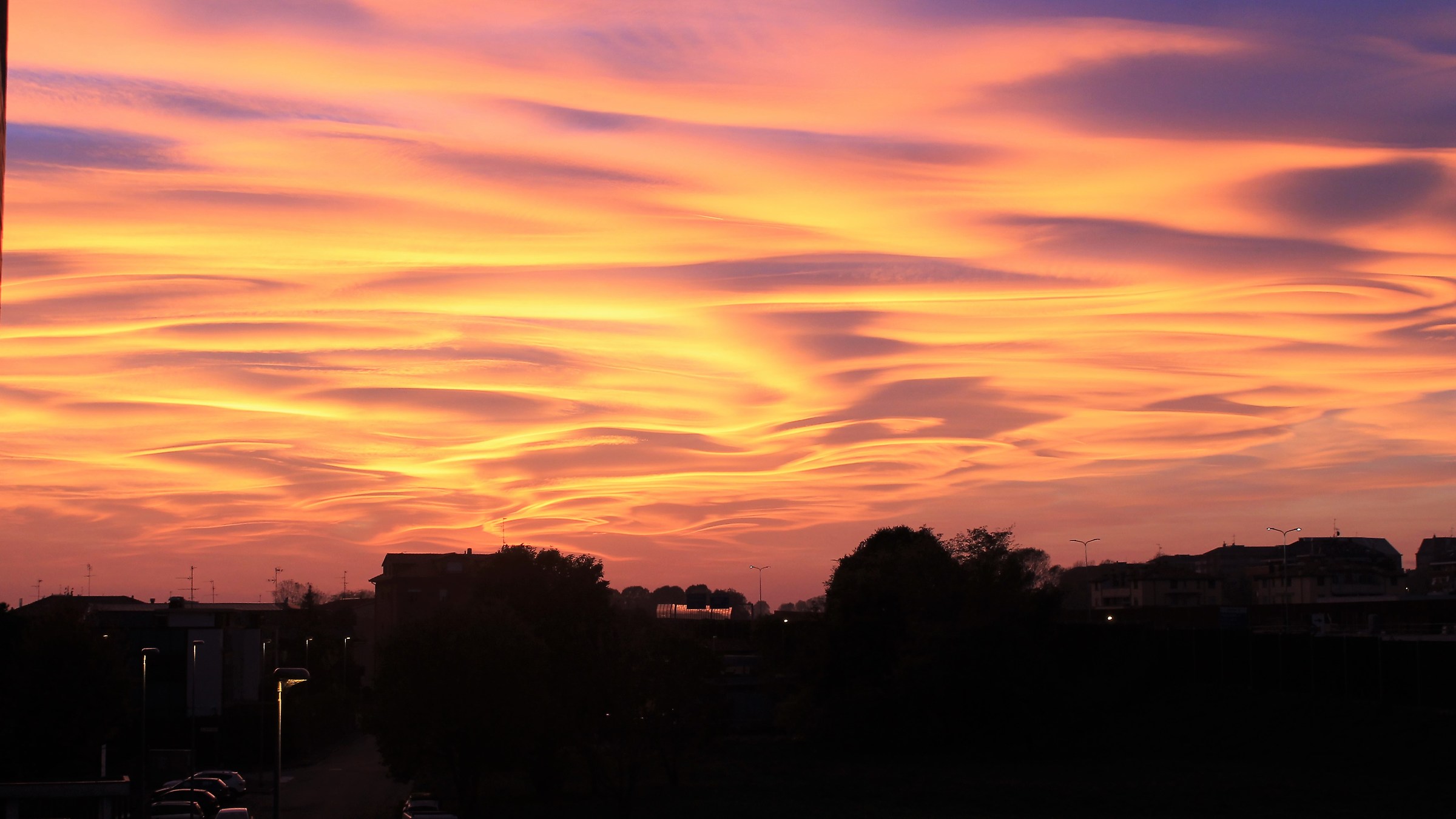 unusual sunset in Milan 24-10 17 hours 18.22