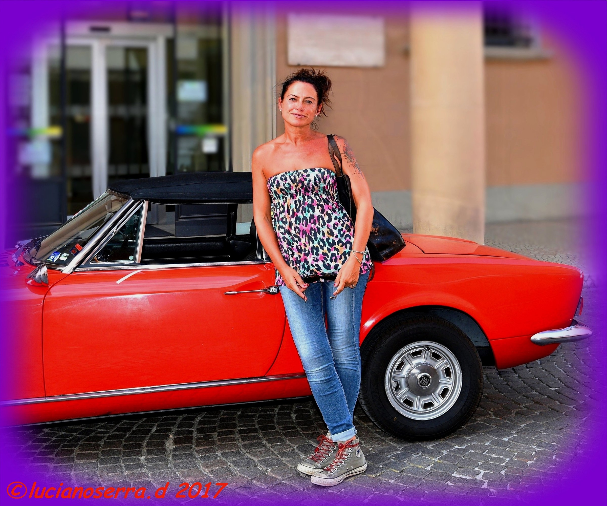 La bella conduttrice della Fiat 124 Sport Spider
