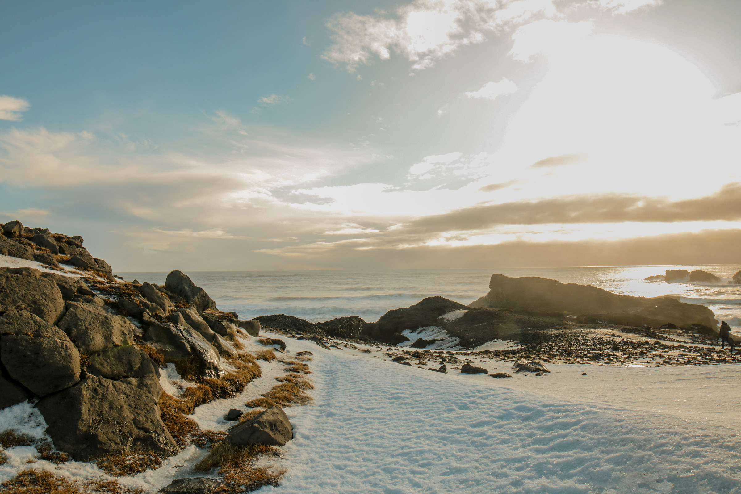 Tra i sassi e il muschio un po' di neve