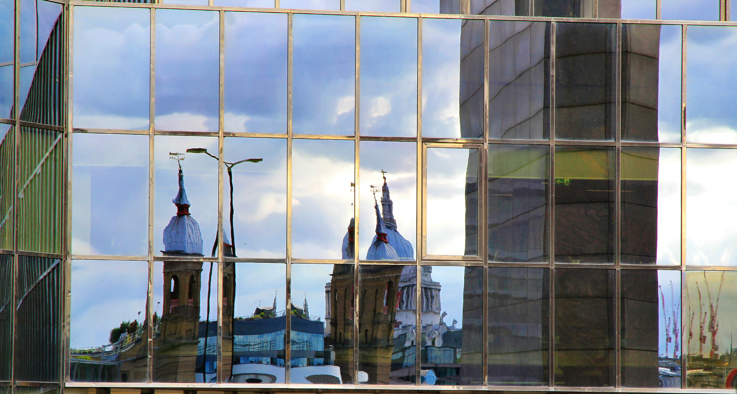 reflexes in London between the sacred and the profane