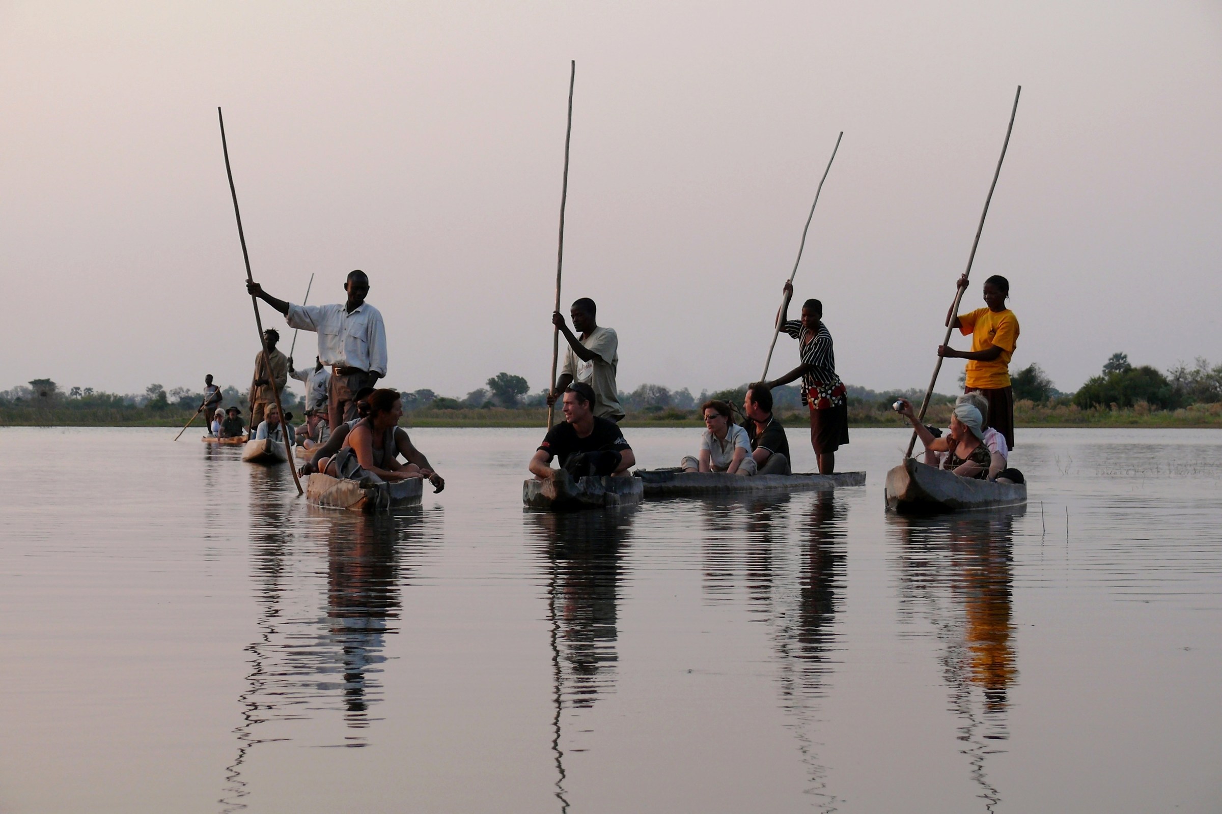 A spasso sull'Okavango al tramonto