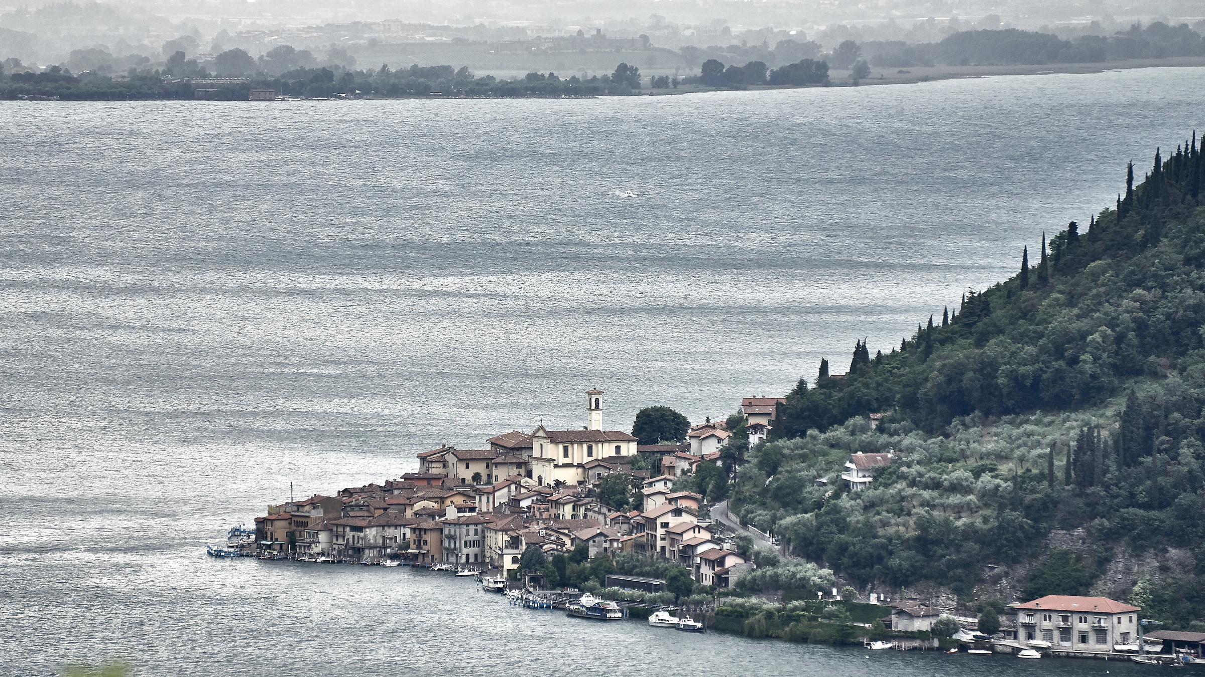Peschiera Maraglio sotto la pioggia
