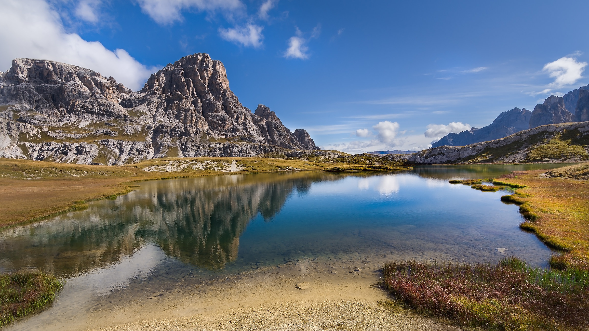 Lago tra le Dolomiti