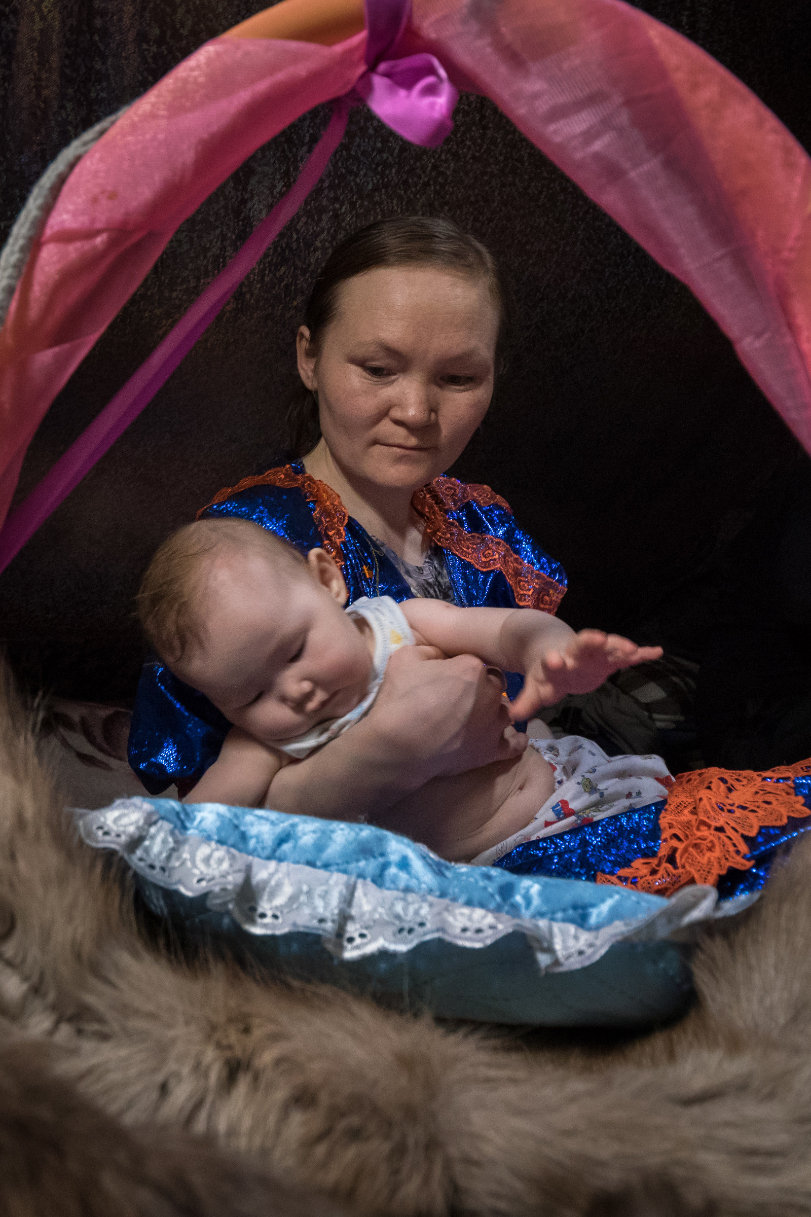 Nella tenda, un momento di tenerezza