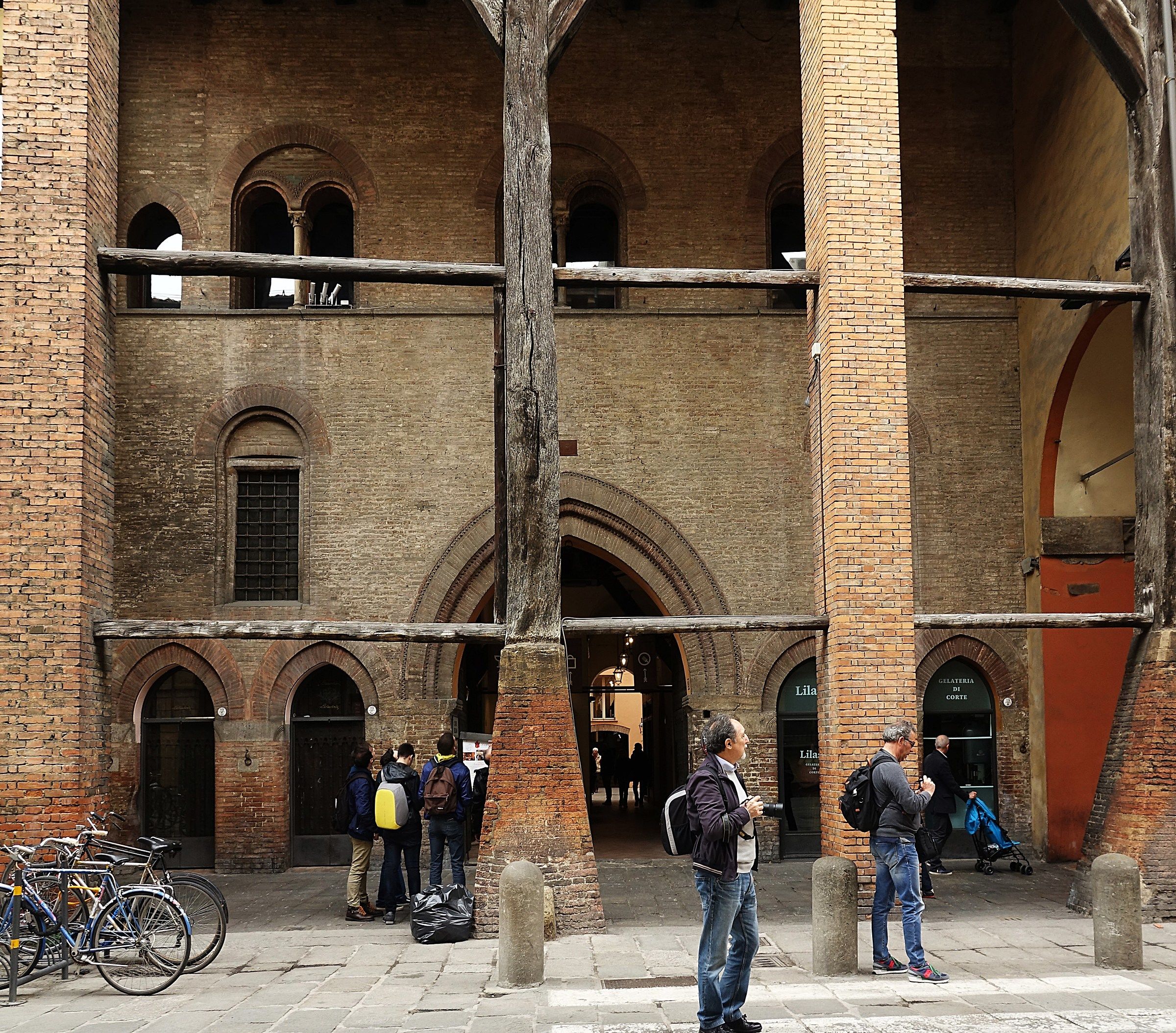 Pietro e Giovanni al portale di Corte Isolani