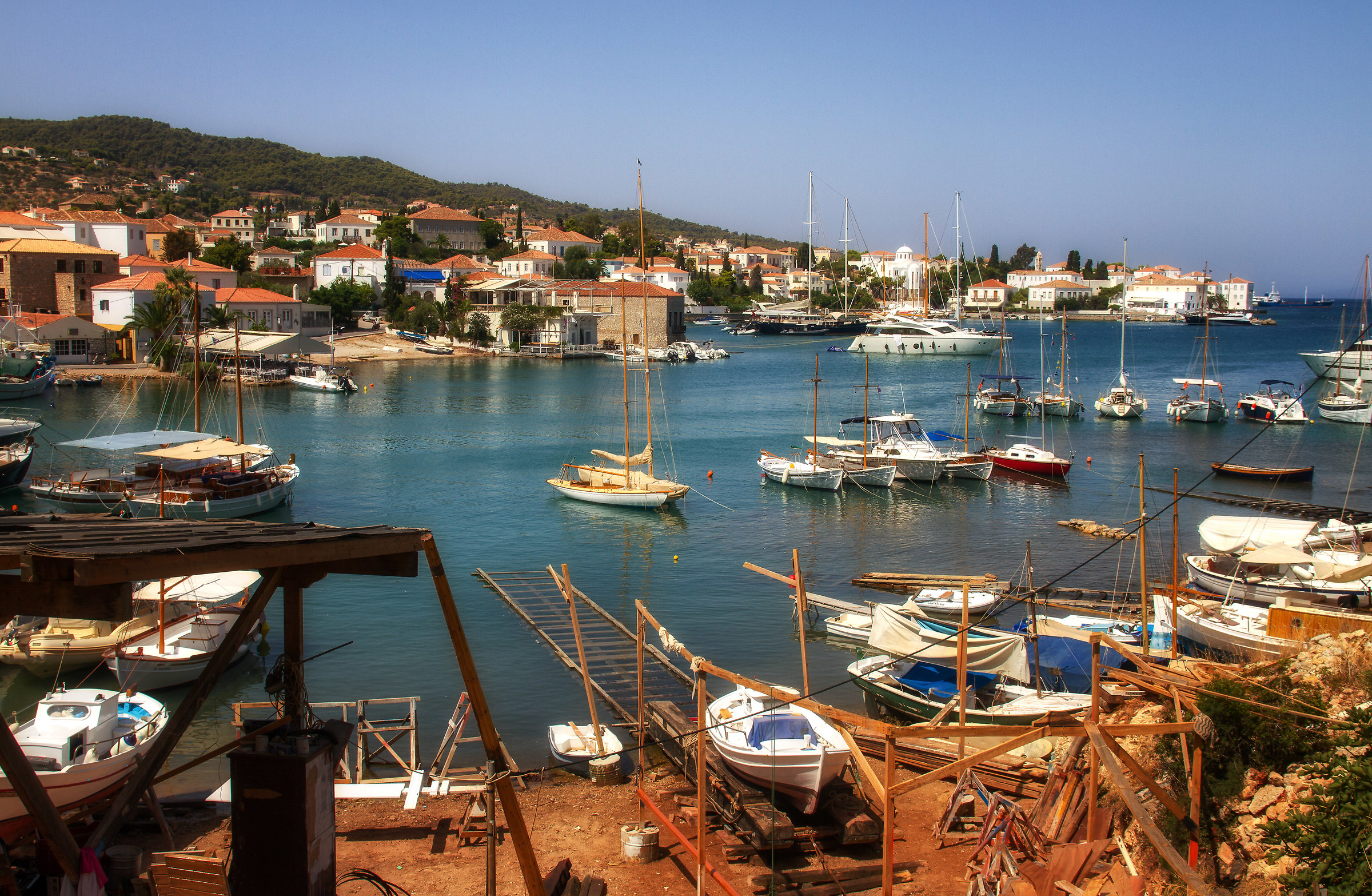 Quiete pomeridiana al porto vecchio .