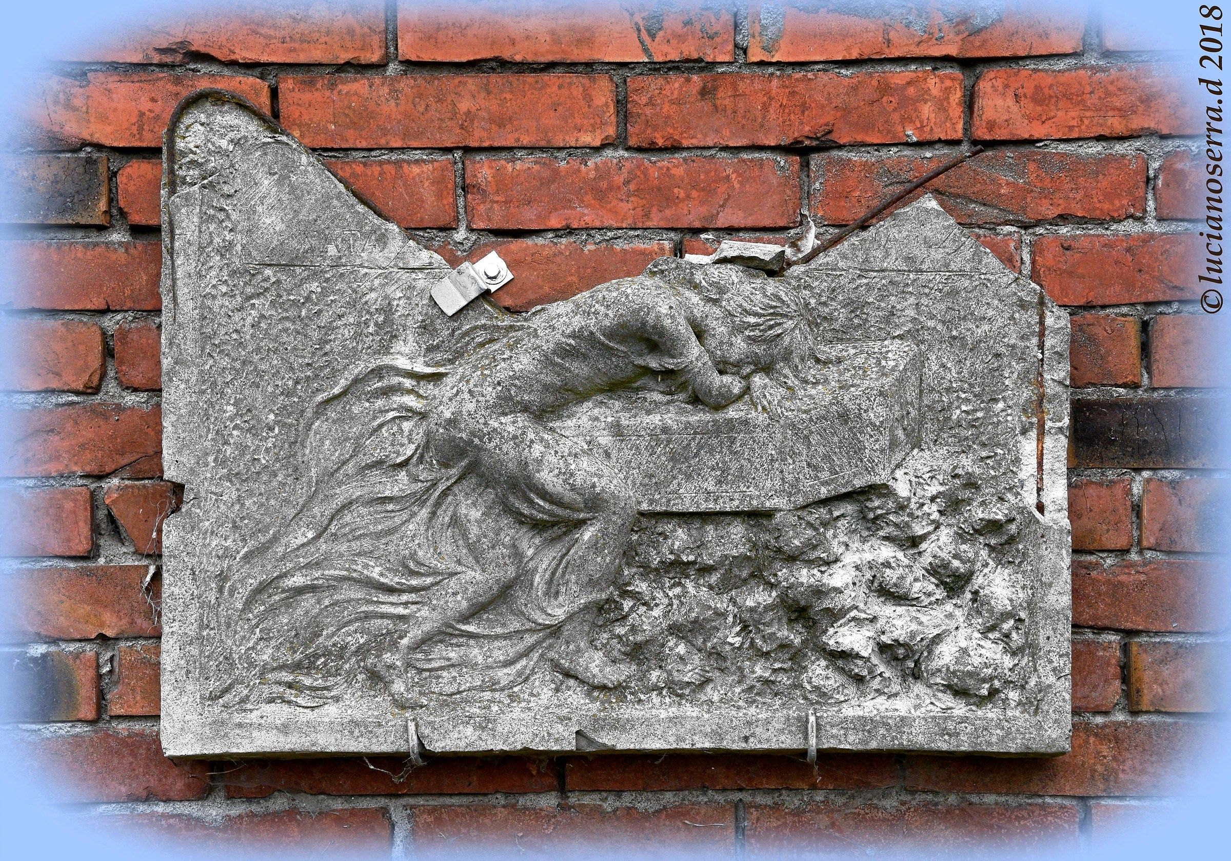 Vecchia lapide incompleta