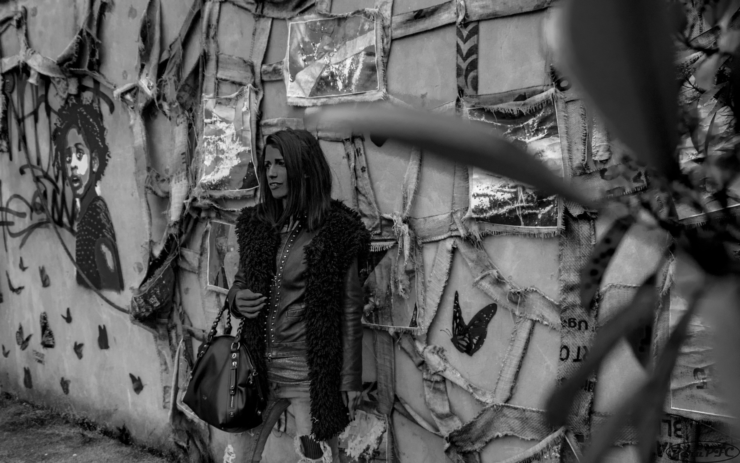 Waiting for something B/N