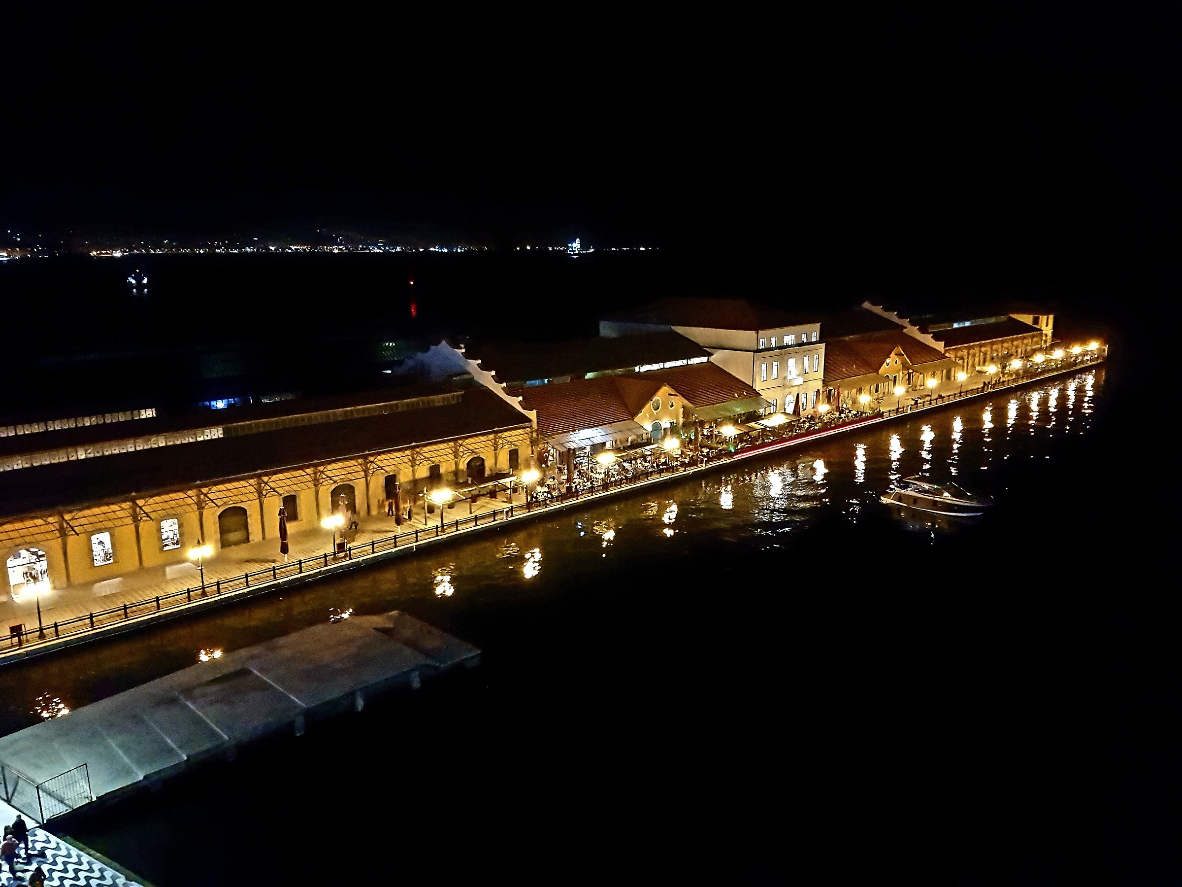 Symrna... Pier... edificio della dogana vecchia di notte