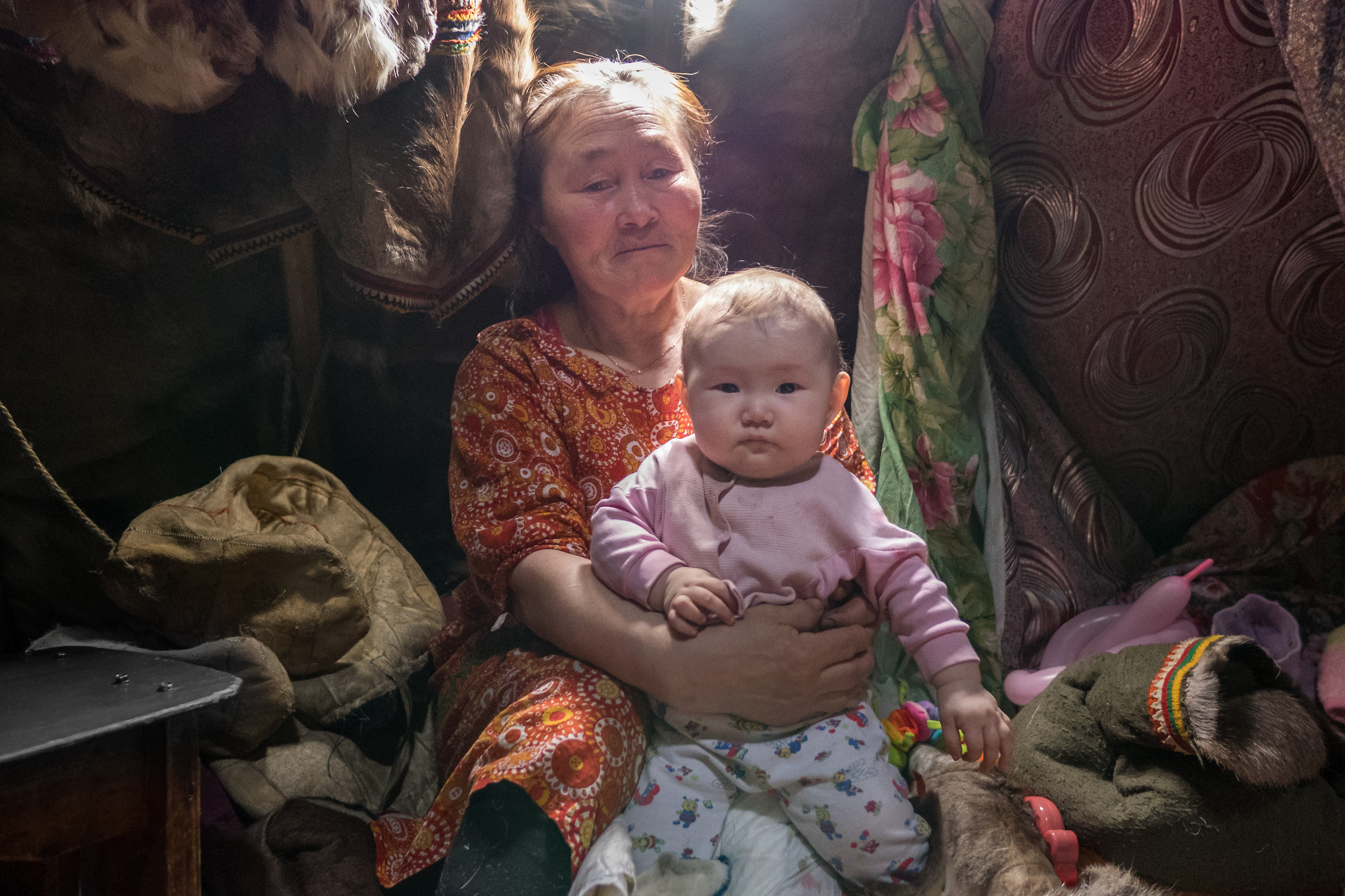 Nella tenda dei pastori nomadi siberiani Nenets