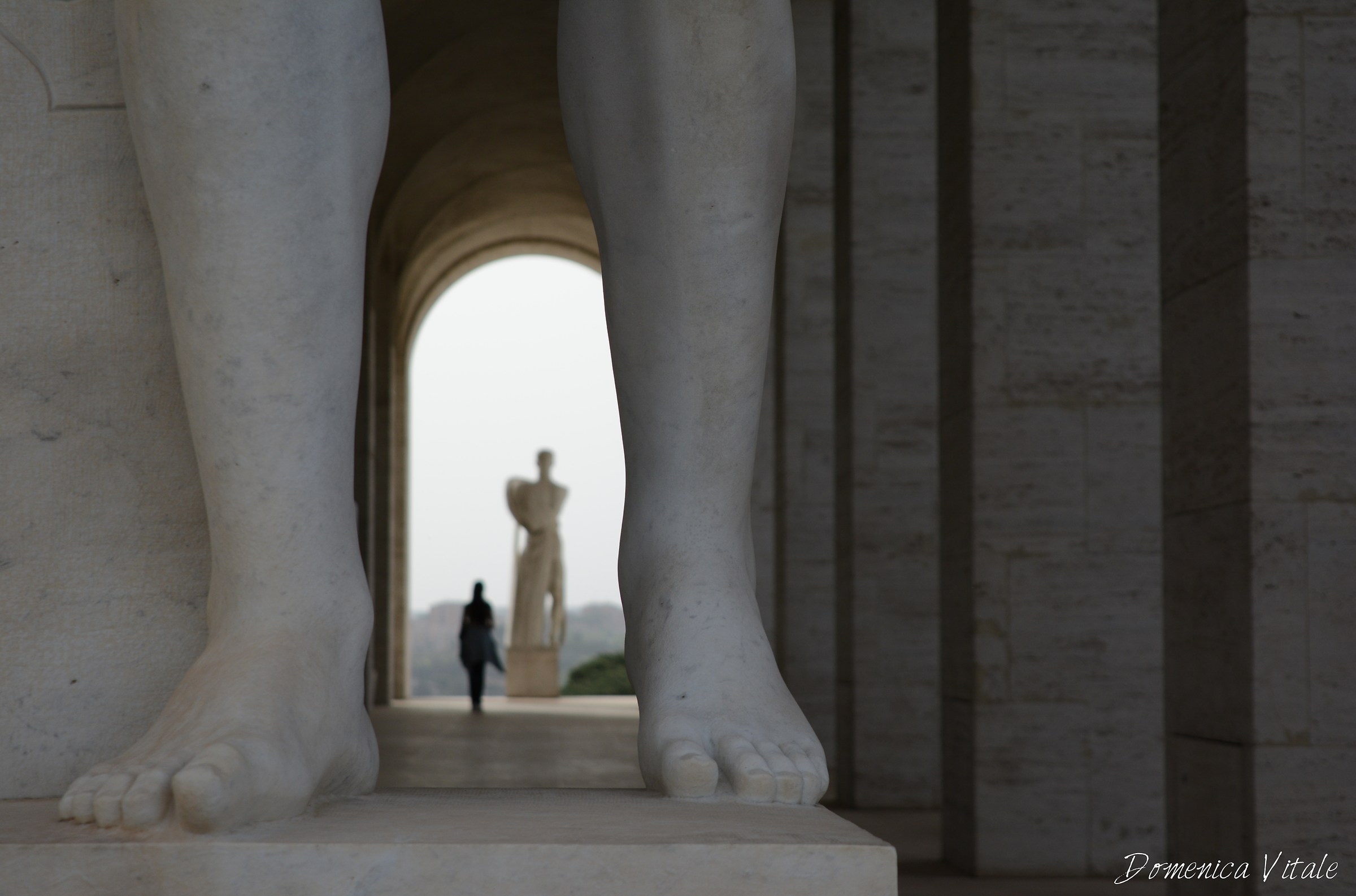 Camminando tra le statue