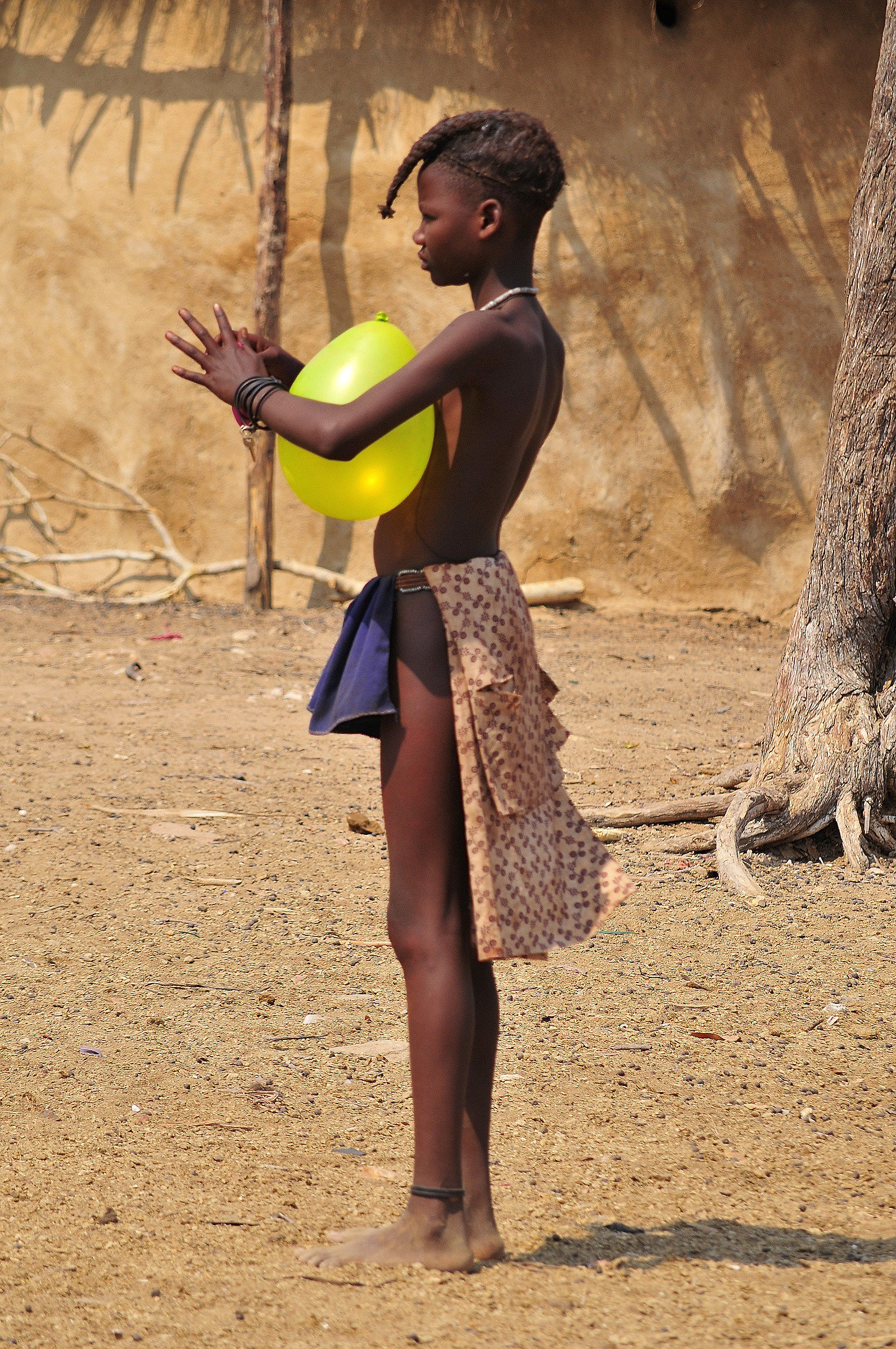 Ragazza Himba con palloncino